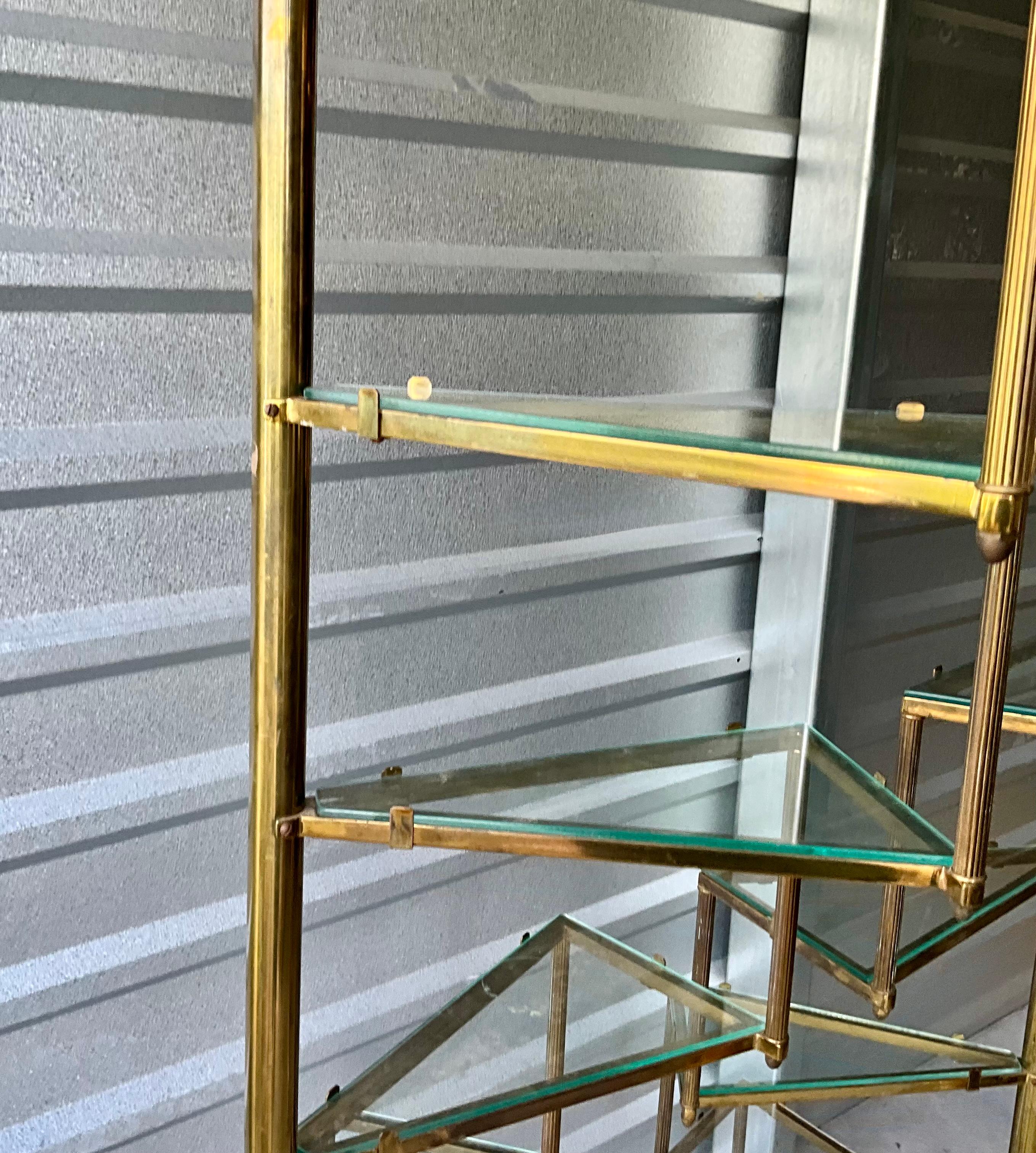 Coppia di scaffalature a spirale in ottone e vetro degli anni Settanta in vendita 1