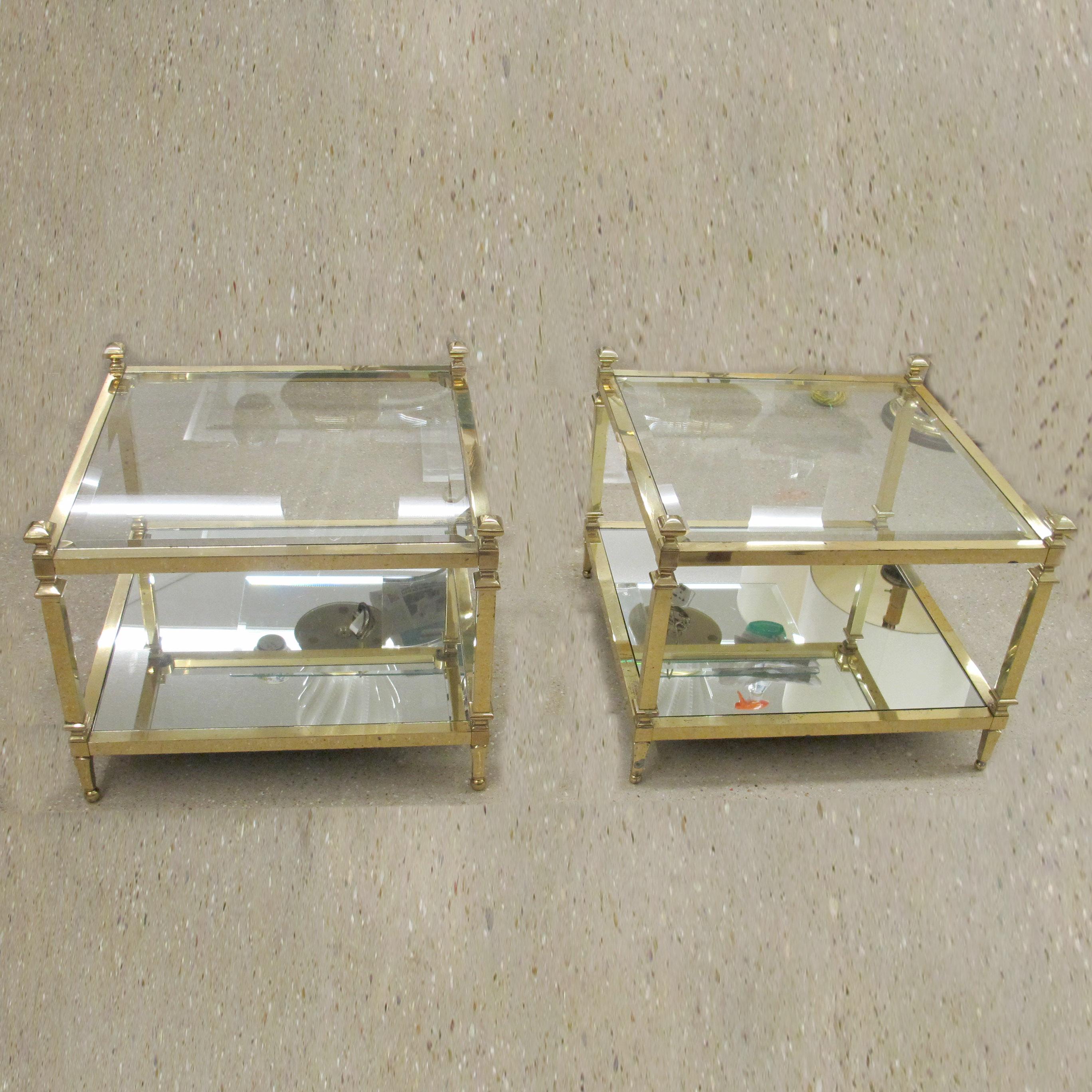 Paar italienische Beistelltische aus Messing und Glas aus den 1970er Jahren mit zwei Etagen und verspiegelten Ablagen im Angebot 3