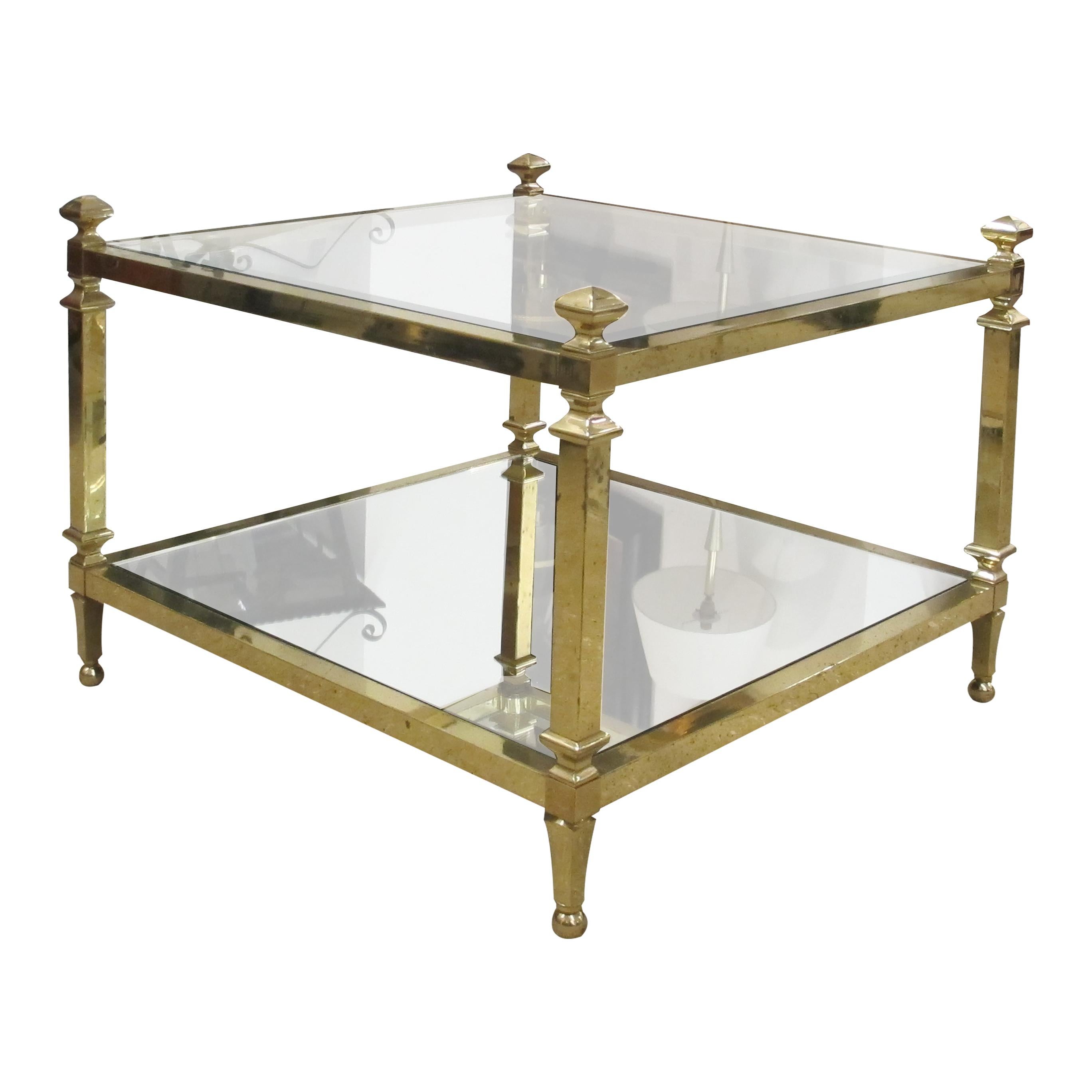 Paar italienische Beistelltische aus Messing und Glas aus den 1970er Jahren mit zwei Etagen und verspiegelten Ablagen (Moderne der Mitte des Jahrhunderts) im Angebot