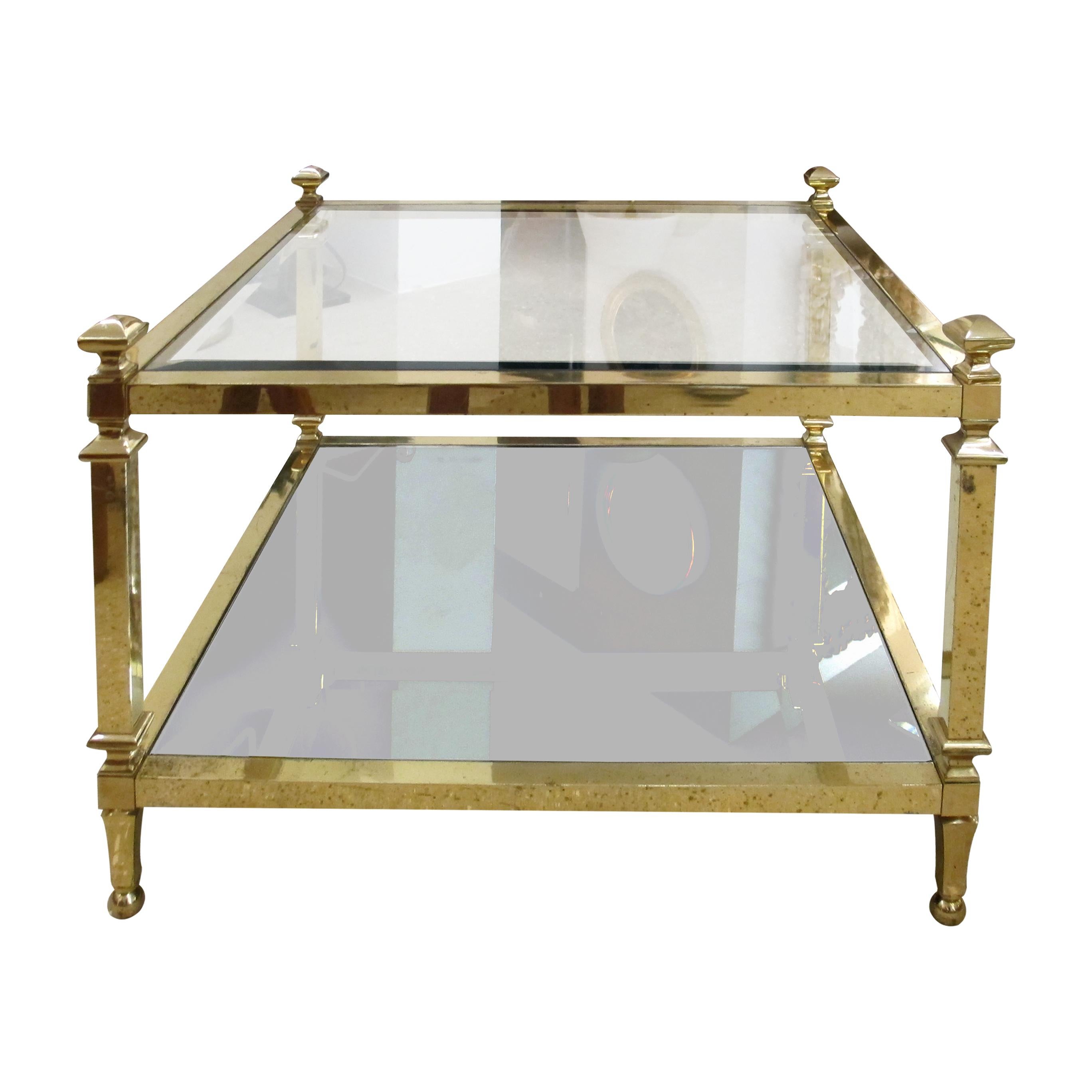 Paar italienische Beistelltische aus Messing und Glas aus den 1970er Jahren mit zwei Etagen und verspiegelten Ablagen (Italienisch) im Angebot