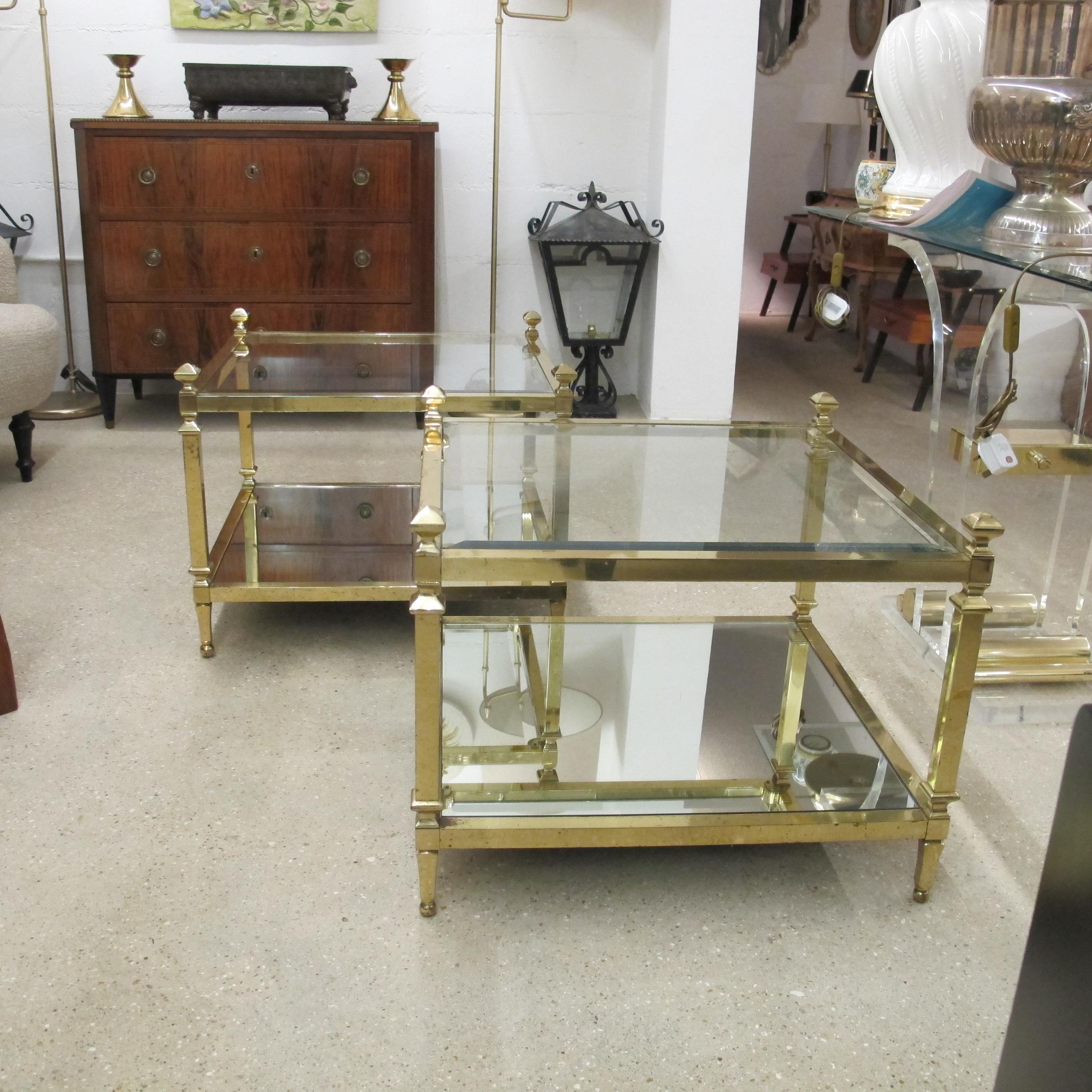 Paar italienische Beistelltische aus Messing und Glas aus den 1970er Jahren mit zwei Etagen und verspiegelten Ablagen (Ende des 20. Jahrhunderts) im Angebot
