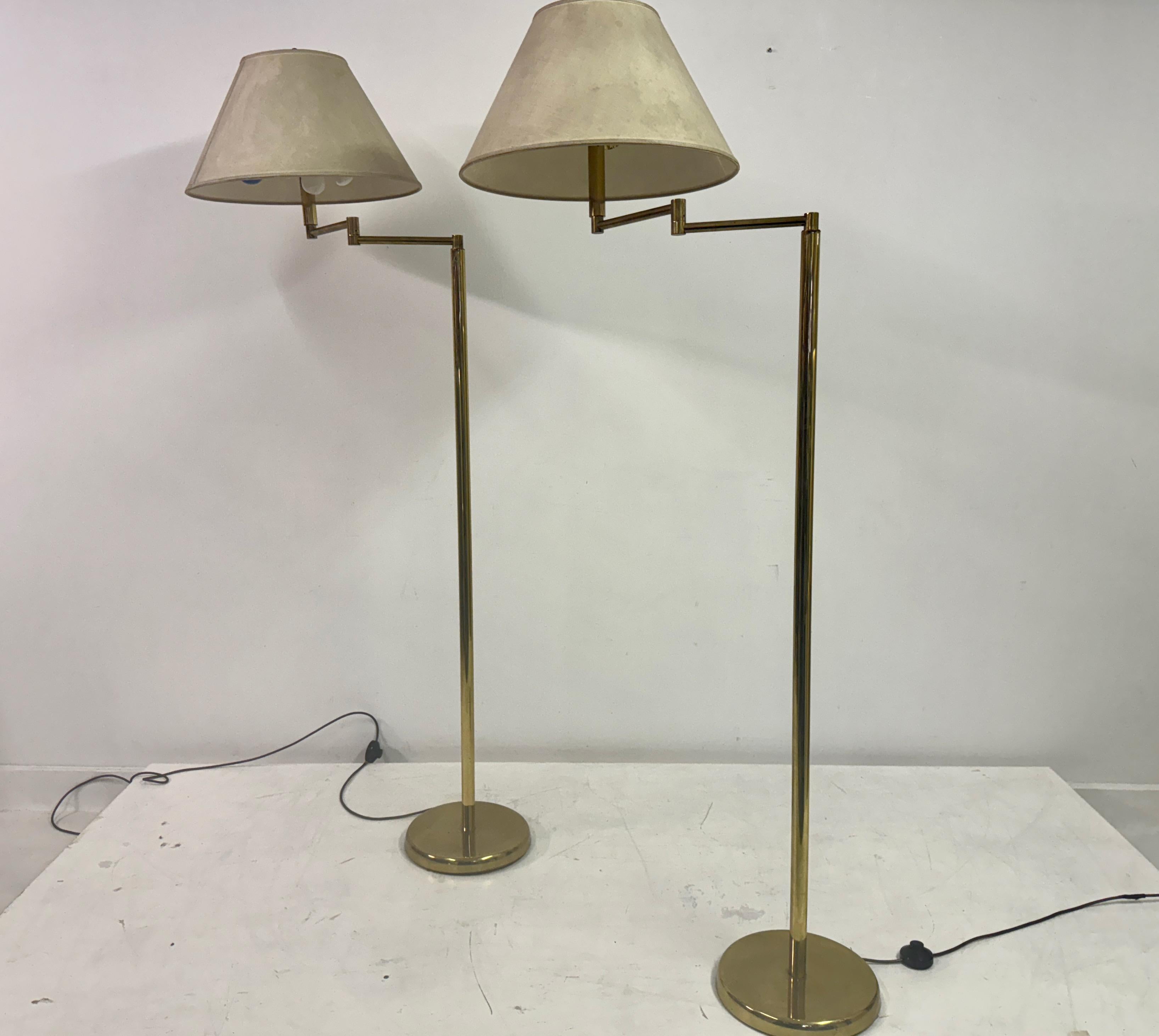 Paar italienische Schwenkarm-Stehlampen aus Messing aus den 1970er Jahren 6