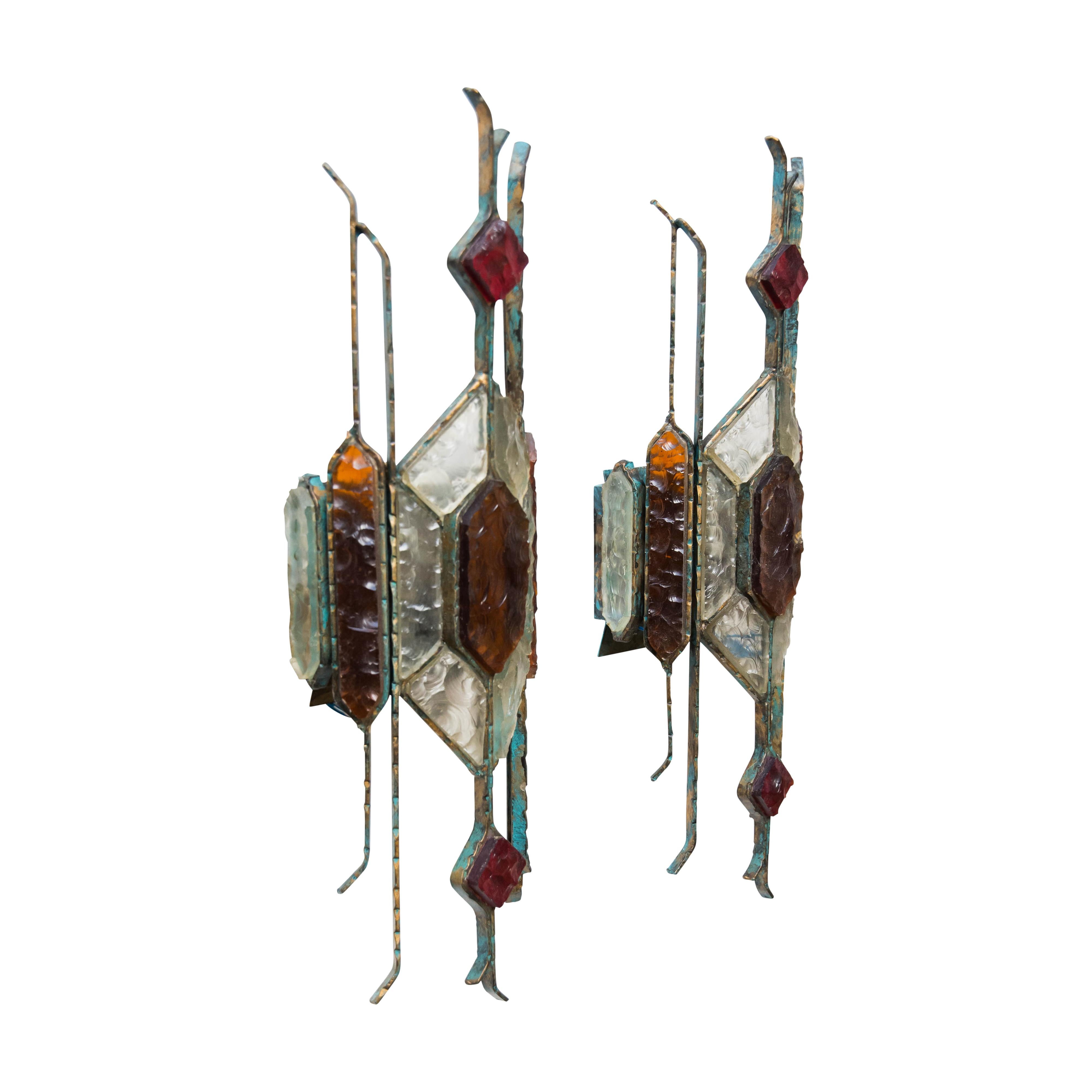 A good pair of 1970s wall lights by Longobard, Italian design, made in Italy, circa 1970.
Wrought iron frames with patina and very decorative red, amber and frosted clear glass rock shaped tassels inserted in the metal frames as it were a mosaic.