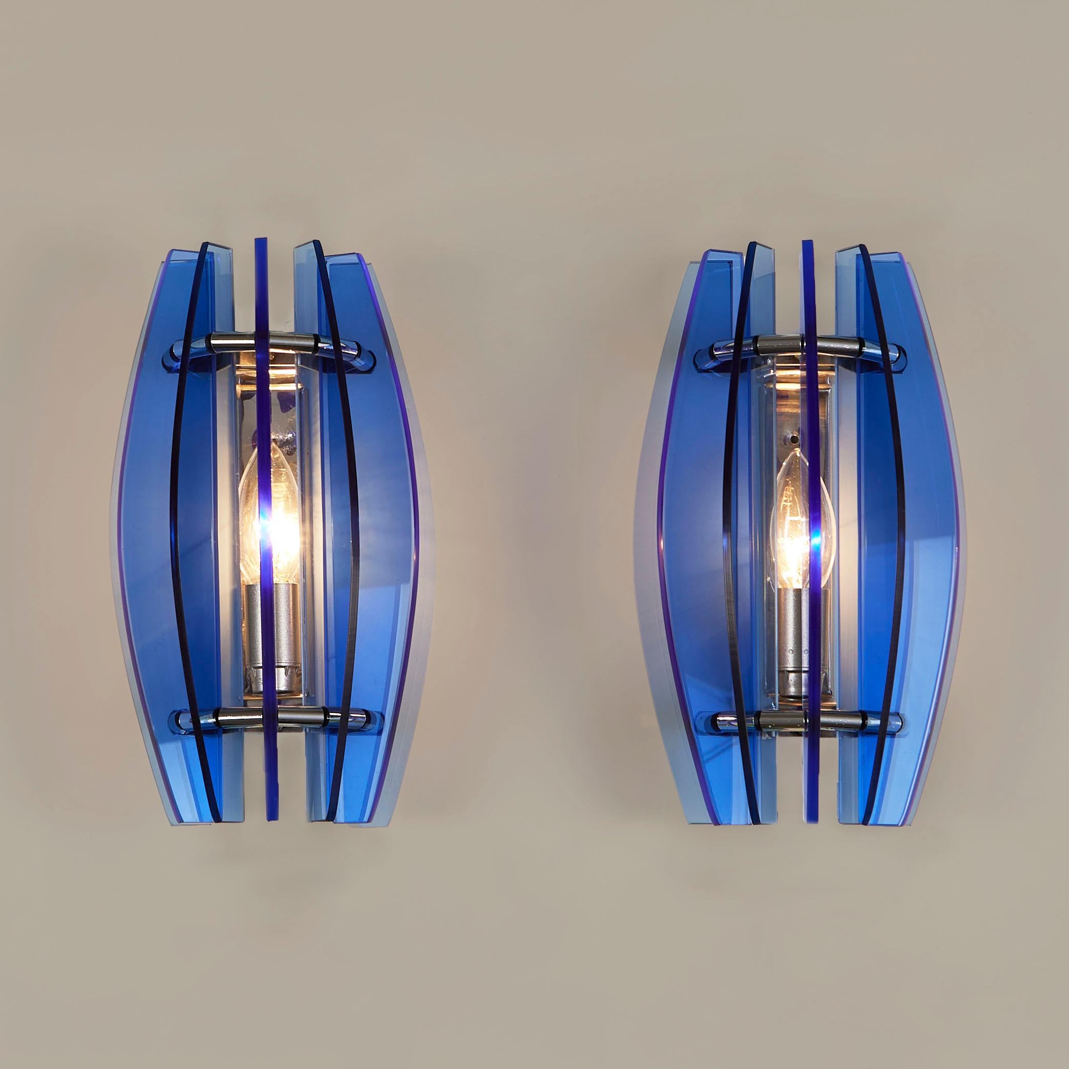Los paneles de cristal de Murano esculpido en azul colbalto vibrante forman una cúpula sobre una placa trasera cromada.
Fabricado en Italia por Veca años 60