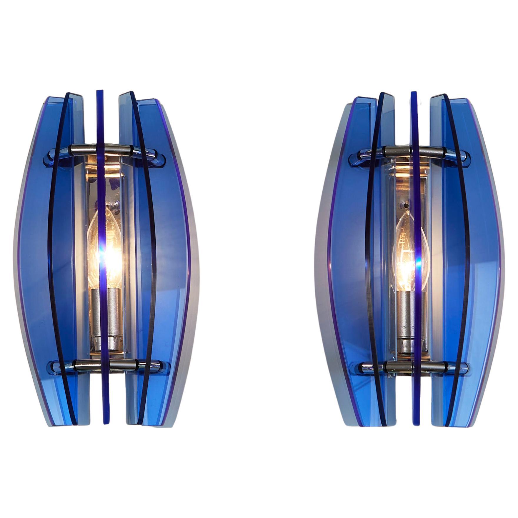 Paire d'appliques italiennes des années 1970 en chrome et verre bleu par Veca