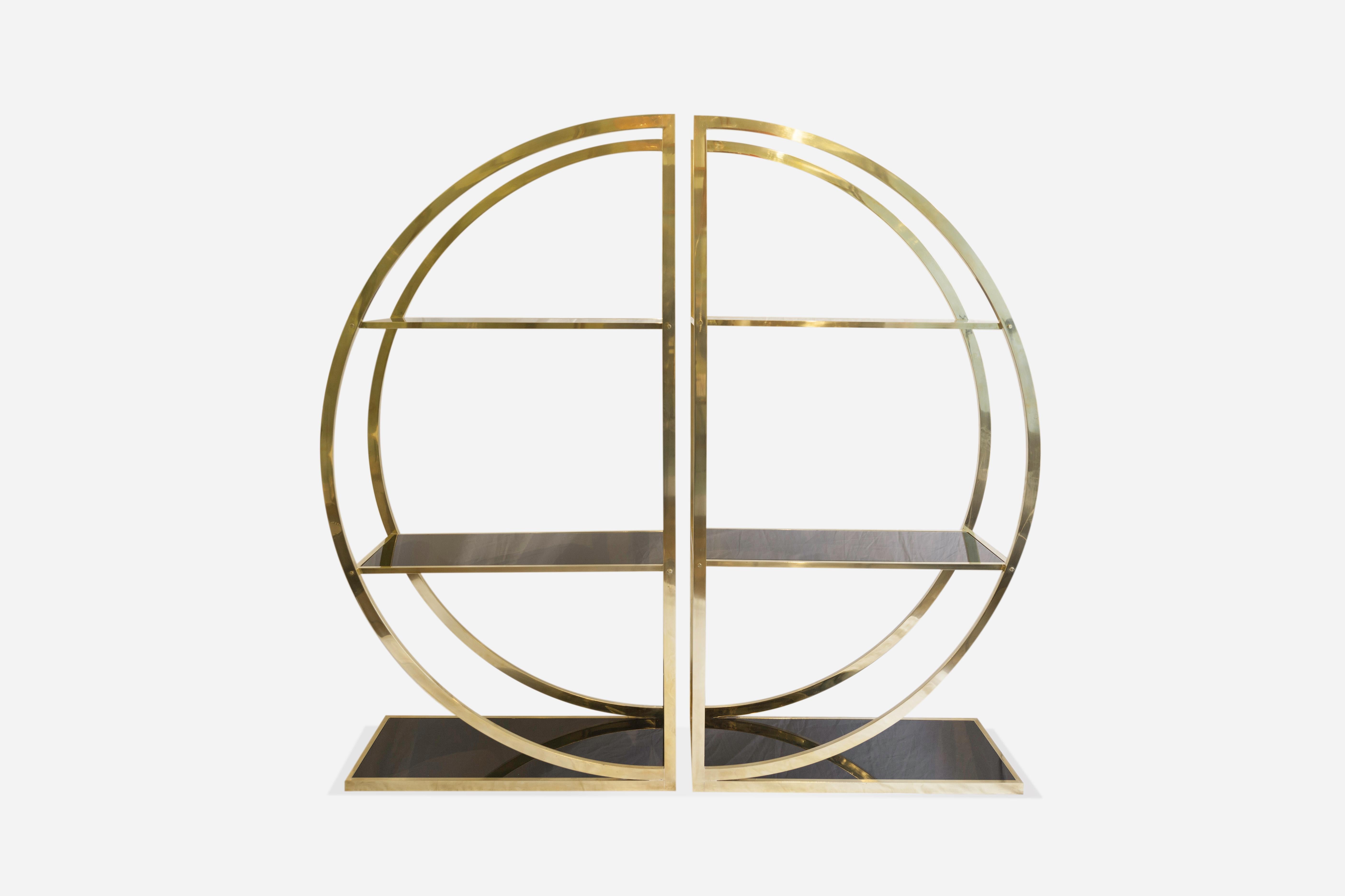 Coppia di librerie circolari italiane degli anni '70 in ottone e vetro opalino nero In condizioni buone in vendita a Milano, IT