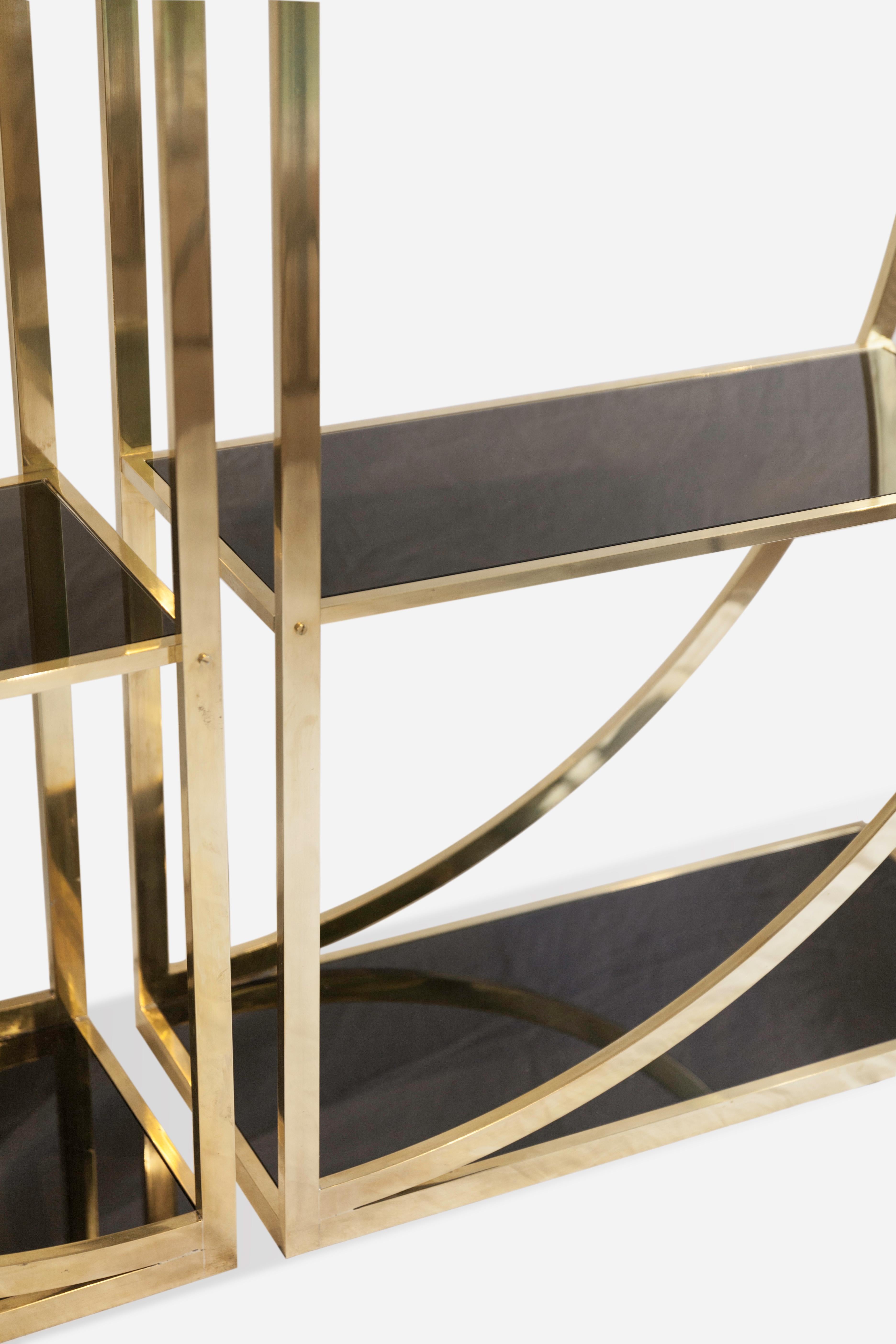 Fine XX secolo Coppia di librerie circolari italiane degli anni '70 in ottone e vetro opalino nero in vendita