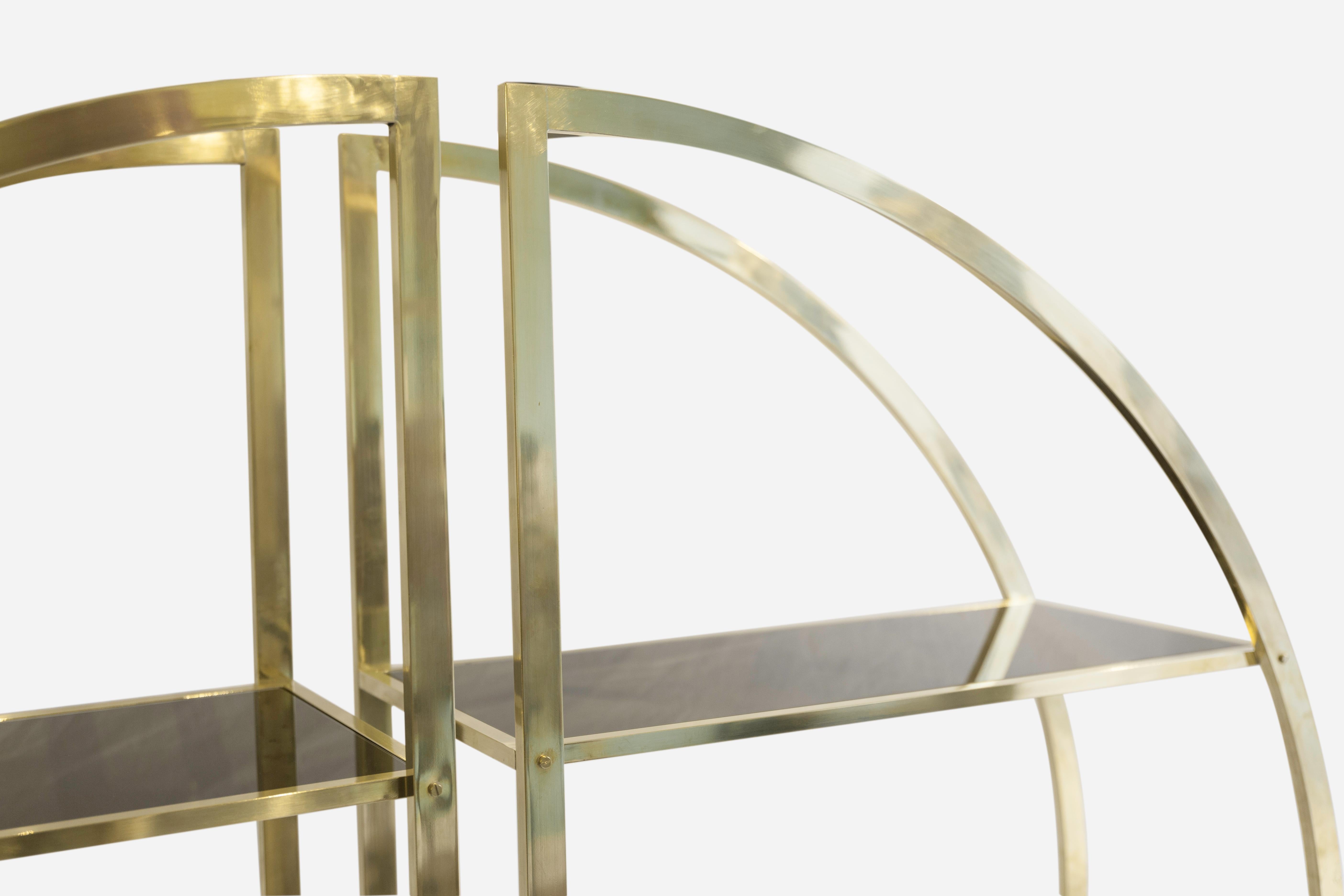 Coppia di librerie circolari italiane degli anni '70 in ottone e vetro opalino nero in vendita 3