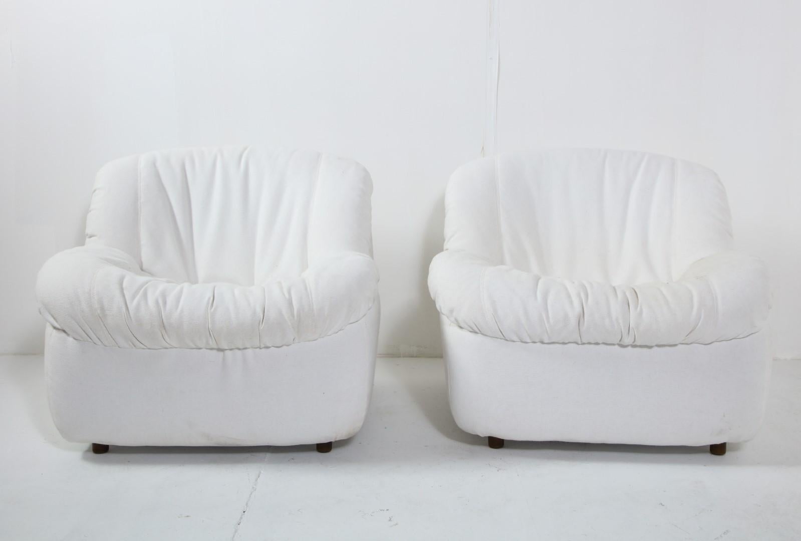 A pair of 1970s Italian club chairs on wood feet, newly upholstered in white fabric (Pindler Struxture in Vapor) and resembling soft cotton clouds.