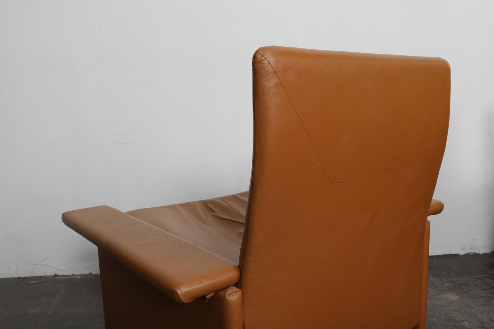 Pair of 1970s Italian Cognac Original Leather Modern Lounge Chairs For Sale 1