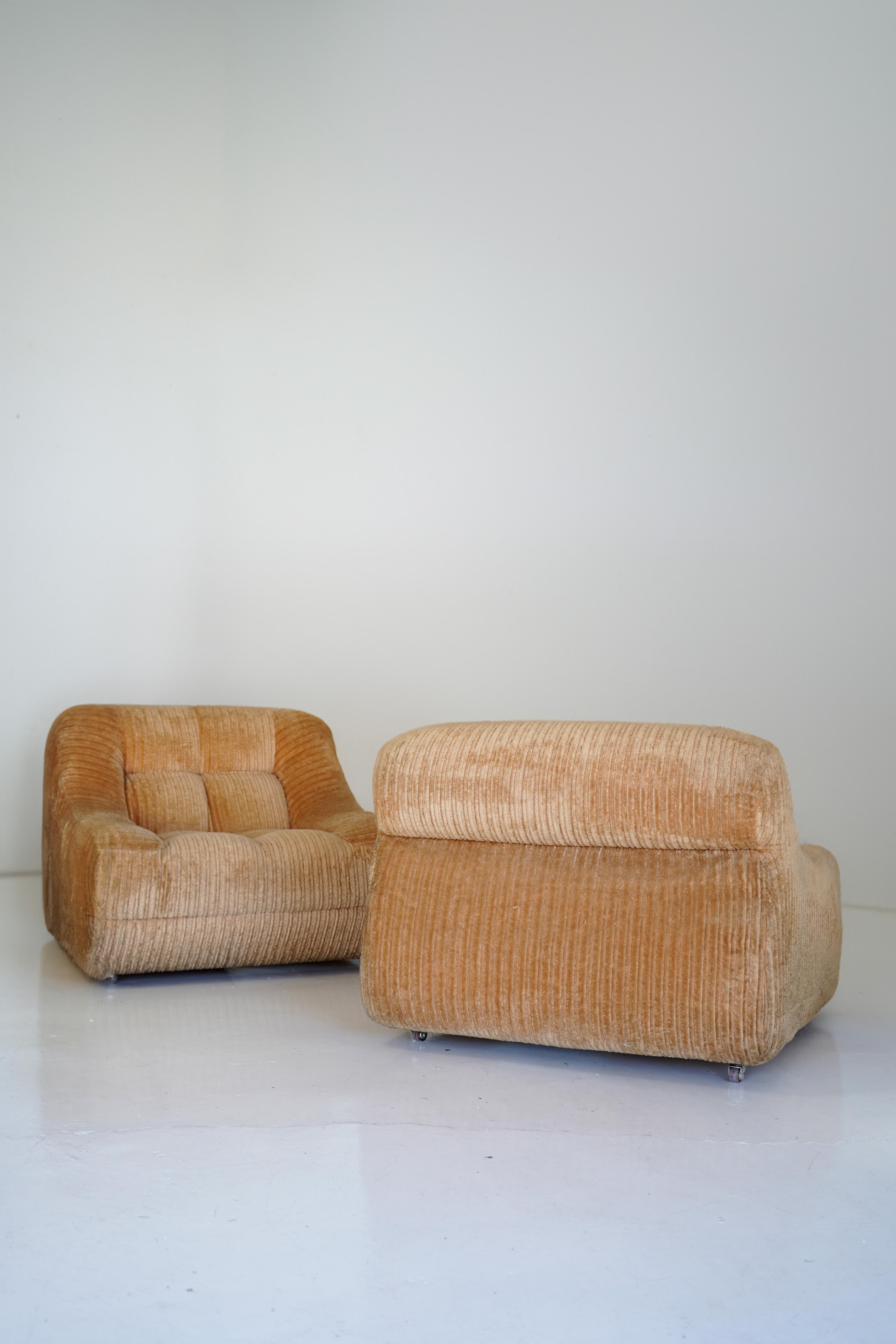 Soft, elegant curves and silhouettes with a gorgeous champagne colored corduroy. Casters add function and personality to the design. 

Chairs are in very good condition. Priced as a pair. 

Matching 3-seat sofa also available.



Space age,