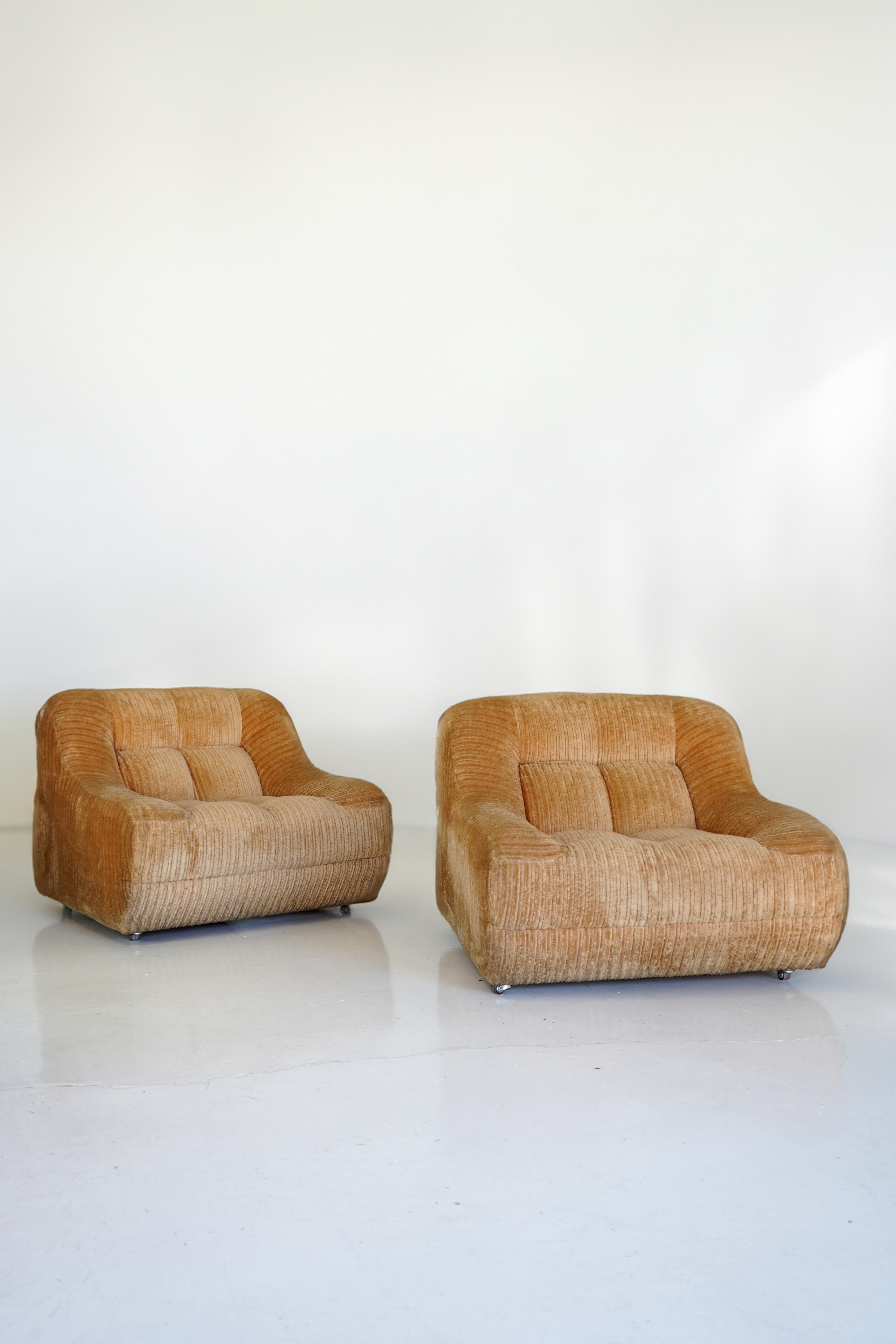 Pair of 1970s Italian Corduroy Armchairs In Good Condition In Las Vegas, NV