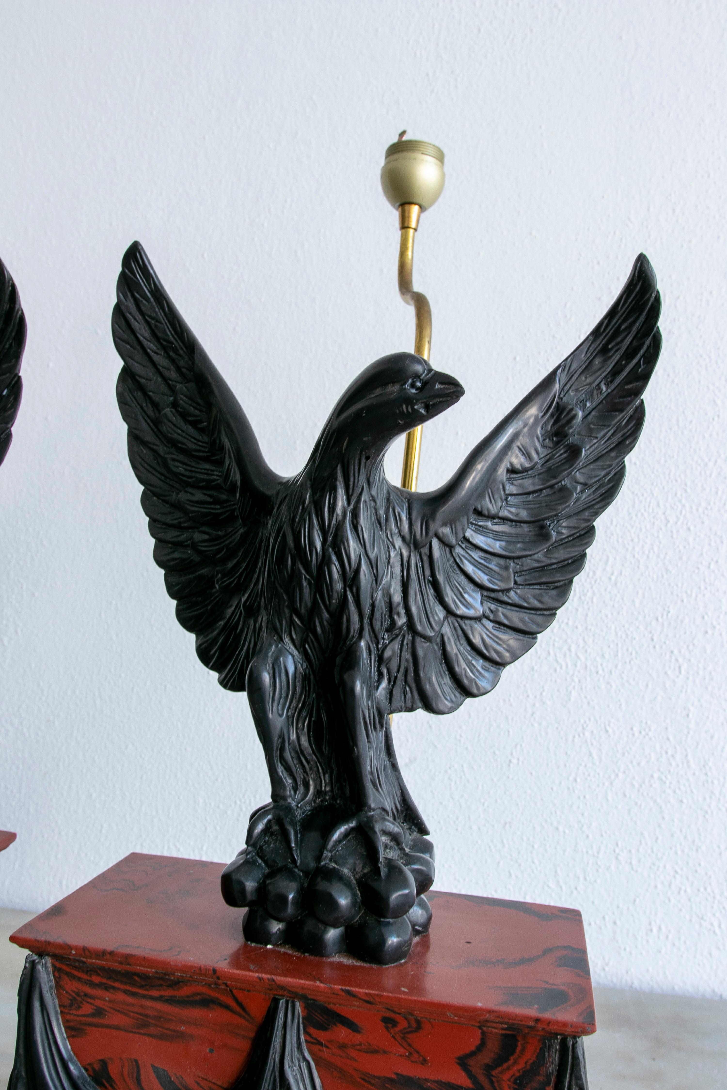Pair of 1970s Italian Faux Marble Resin Table Lamps w/ Eagle Figure Sculptures In Good Condition For Sale In Marbella, ES