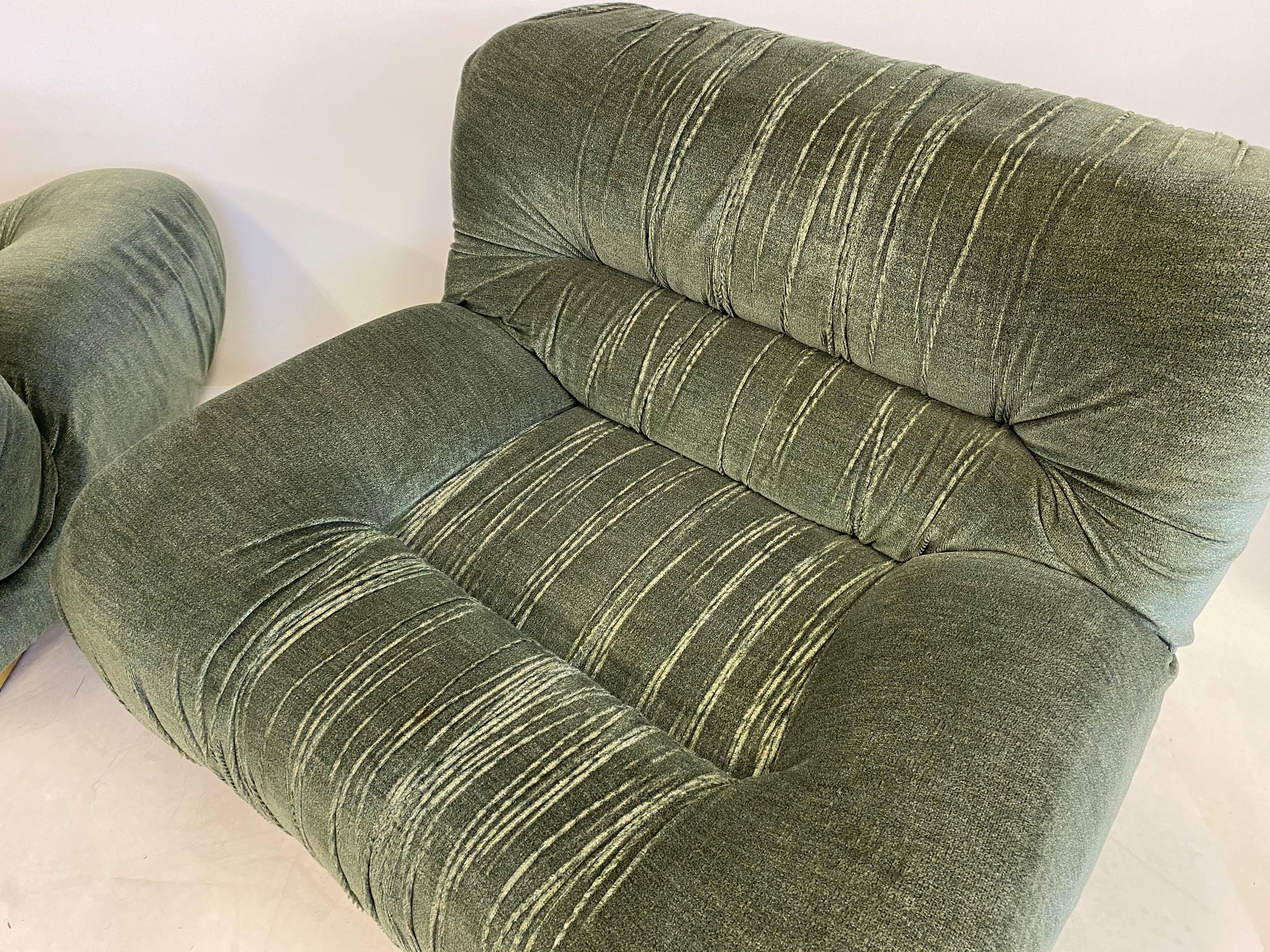 Pair of 1970s Italian Green Velvet and Brass Lounge Chairs 3