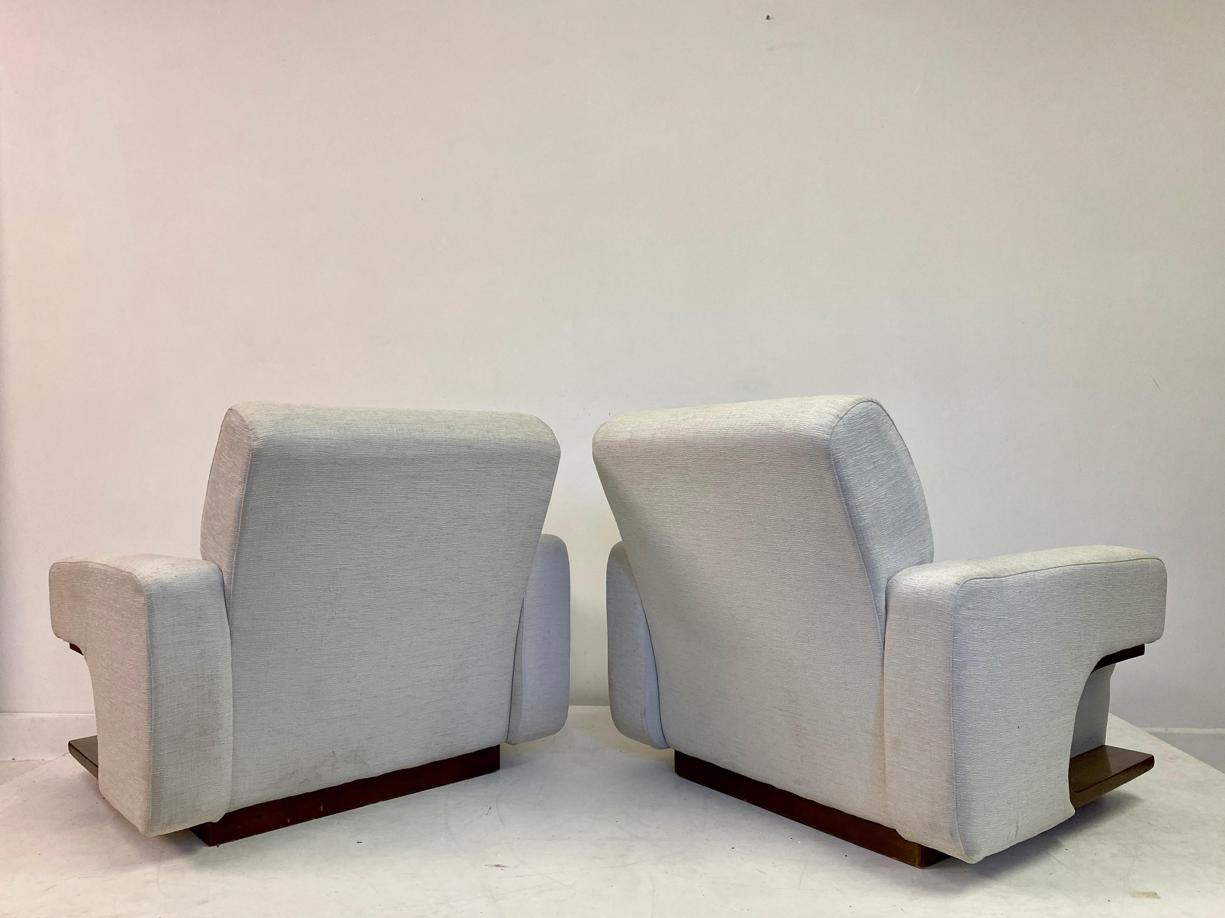 Paire de fauteuils de salon italiens des années 1970 en vente 4