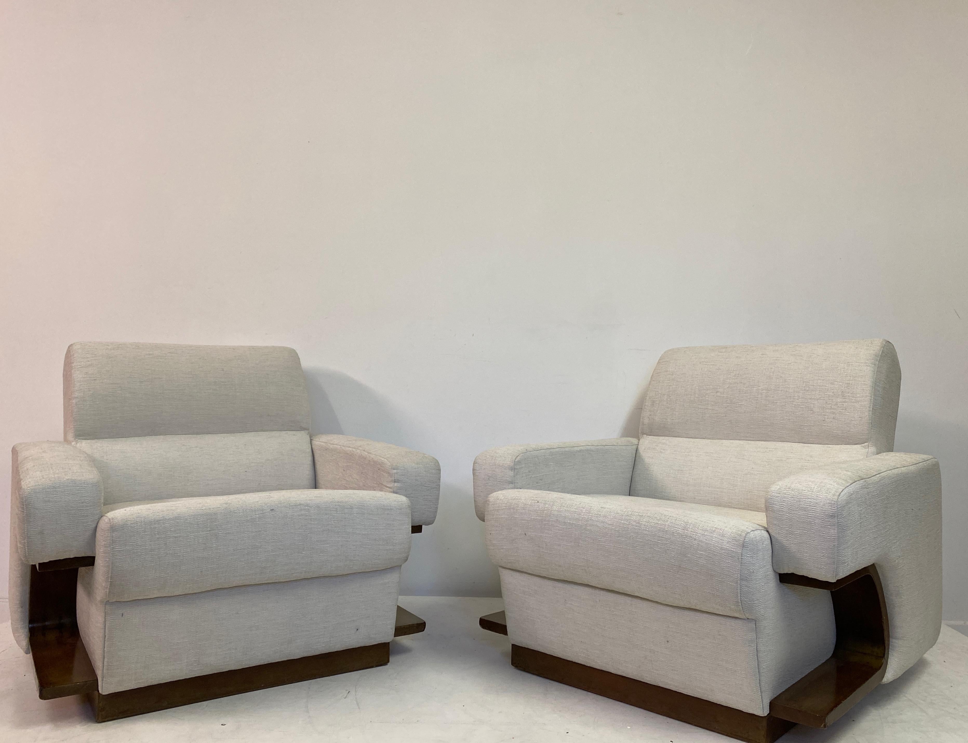 Mid-Century Modern Pair of 1970s Italian Lounge Chairs For Sale