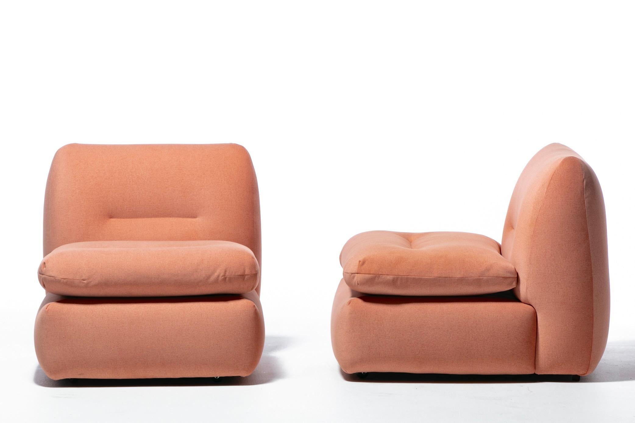Fin du 20e siècle Paire de chaises pantoufles italiennes de style Mario Bellini des années 1970 en tissu rose poudré en vente