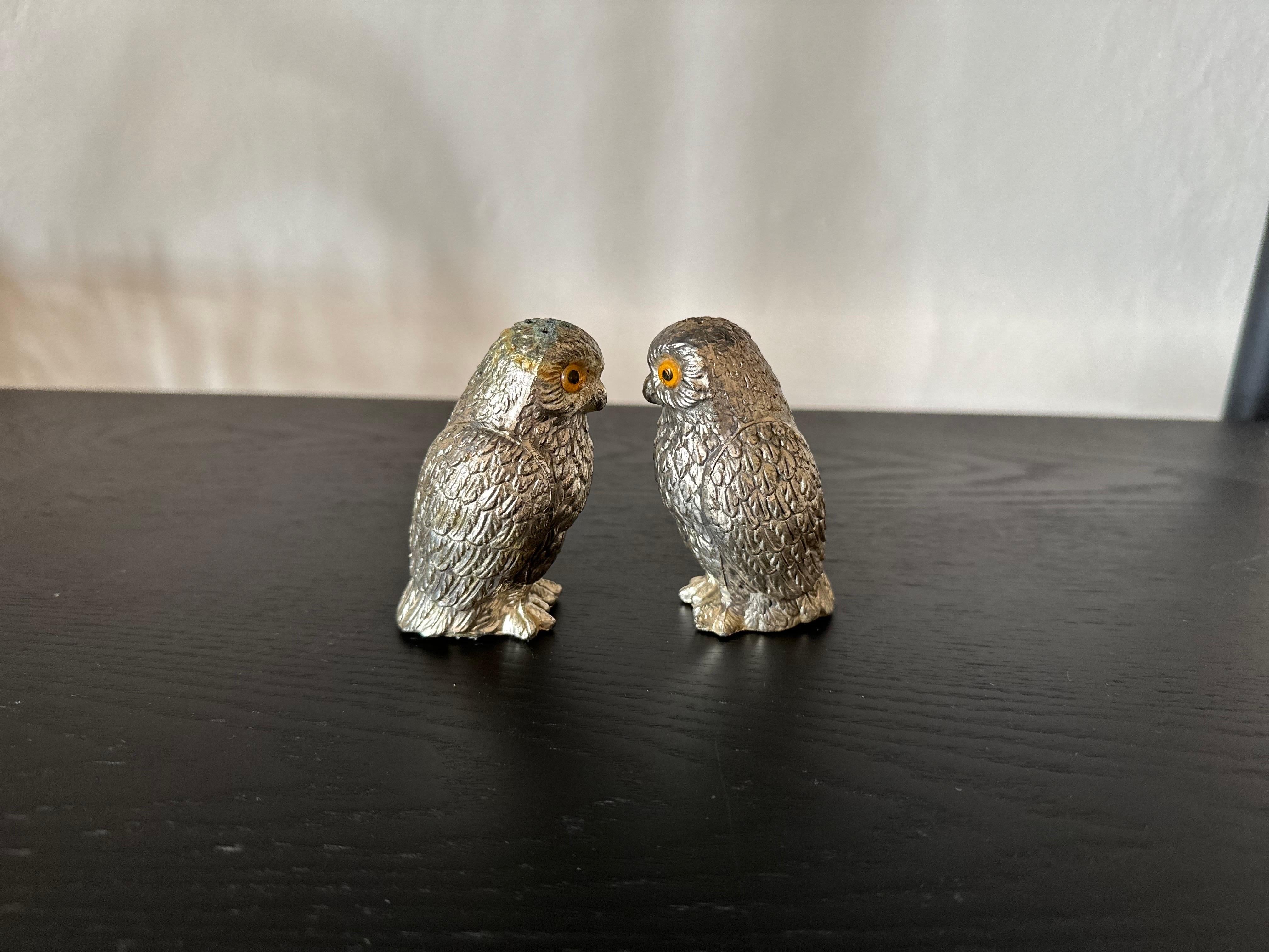 Este encantador par de saleros y pimenteros de metal, fabricados hacia 1970 en Italia, presentan un encantador diseño de búho, que encarna las tendencias decorativas juguetonas pero sofisticadas de la época. Cada búho es totalmente tridimensional,