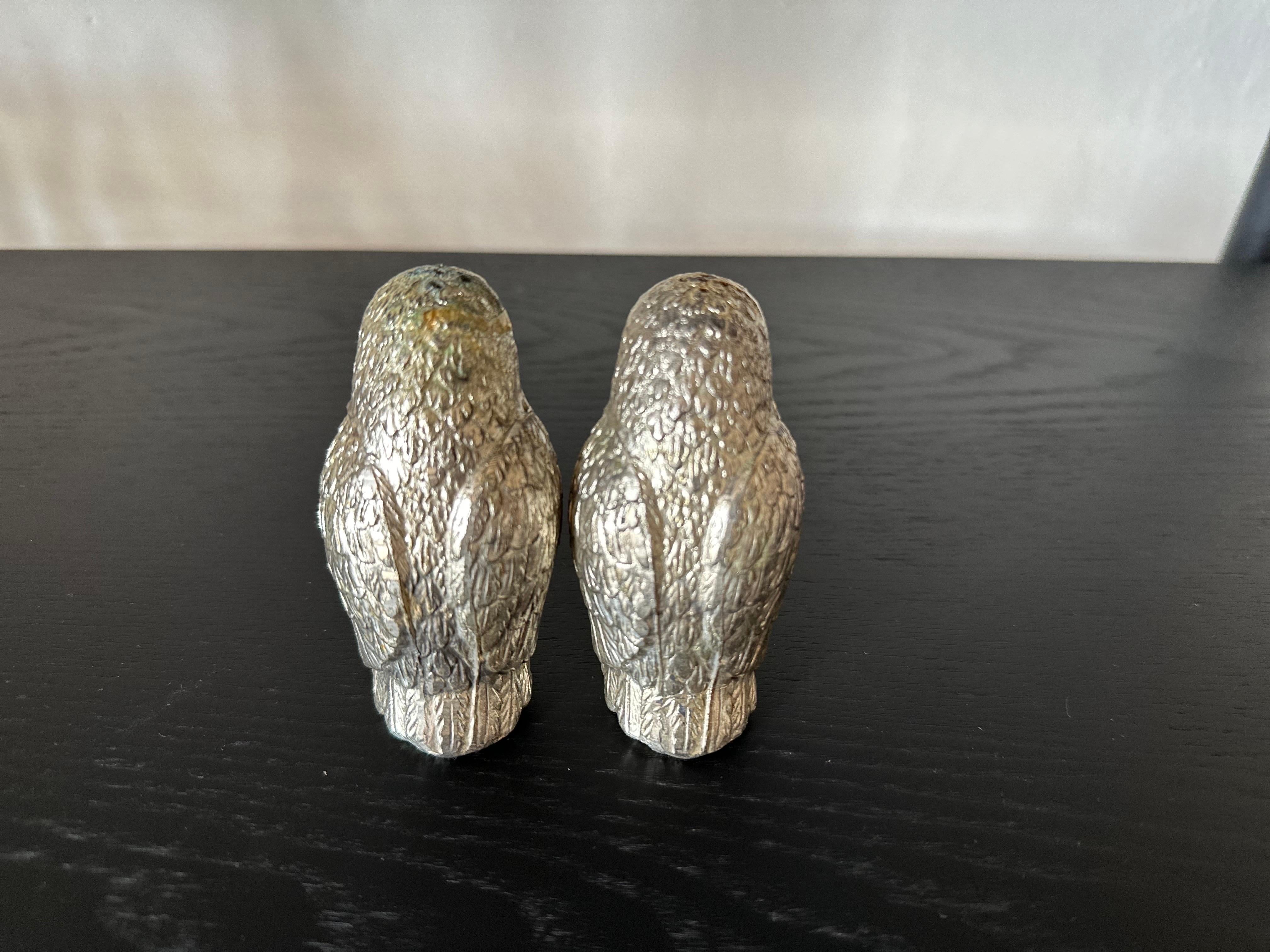 Pareja de saleros y pimenteros italianos de los años 70 en forma de búho con ojos de cristal Italiano en venta