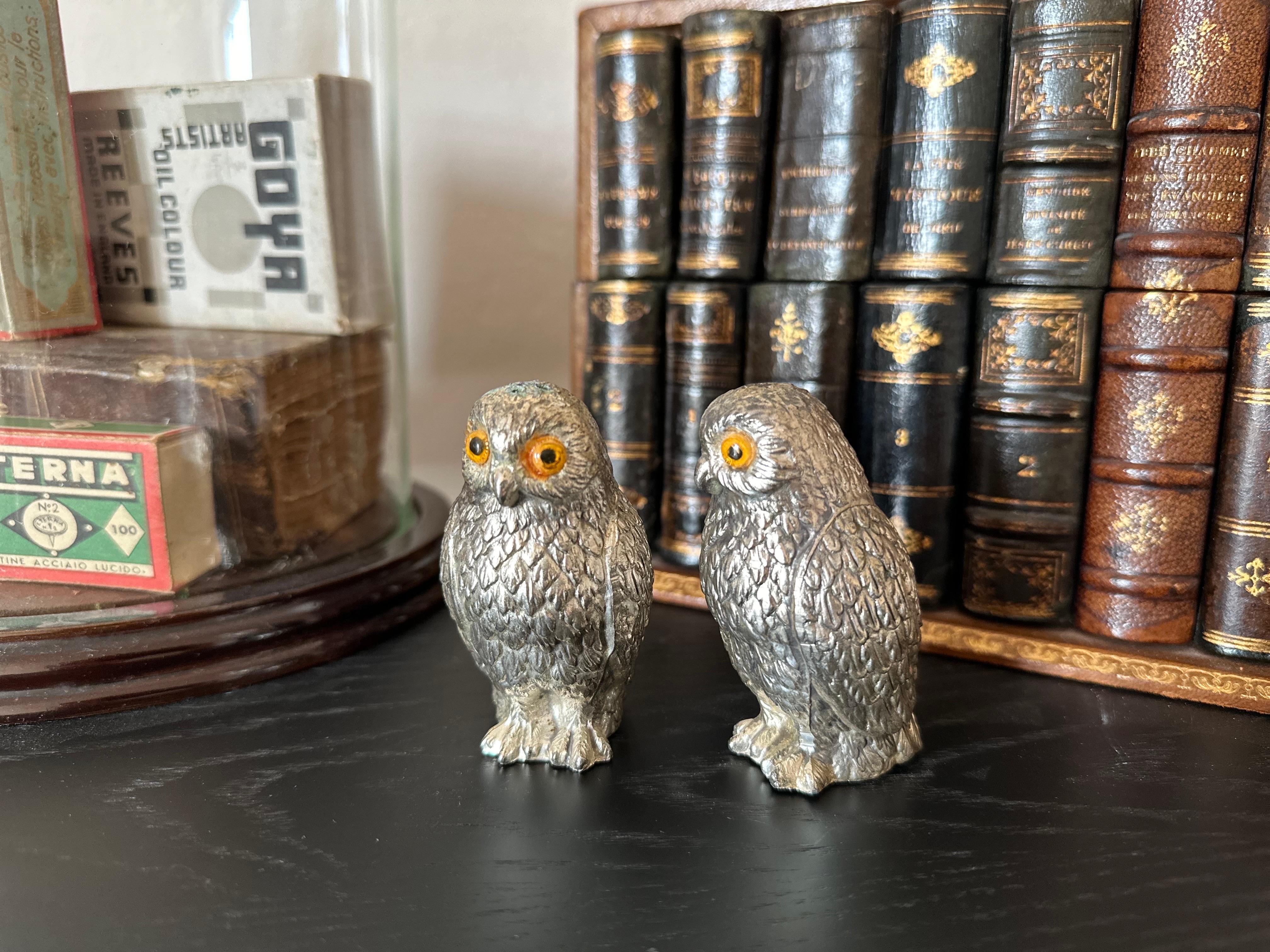 Pareja de saleros y pimenteros italianos de los años 70 en forma de búho con ojos de cristal en venta 1