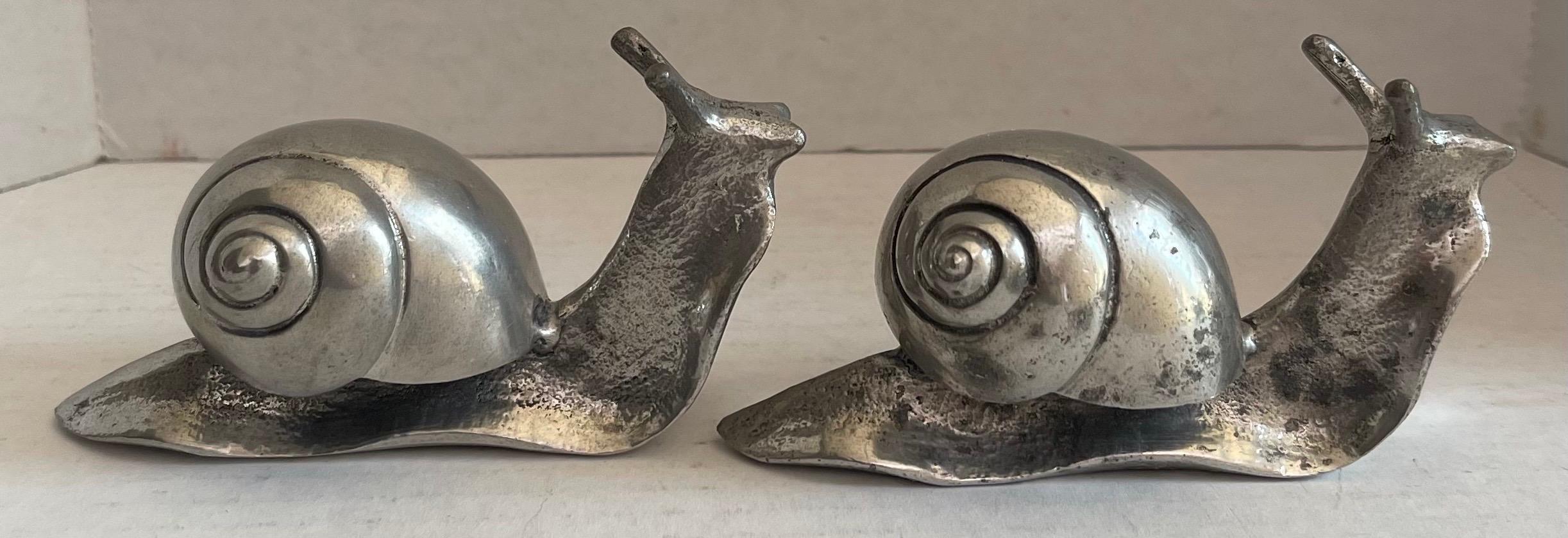 Coppia di figurine di lumache in metallo argentato pesante degli anni '70. Nessun timbro di marca o marchio di fabbrica. 