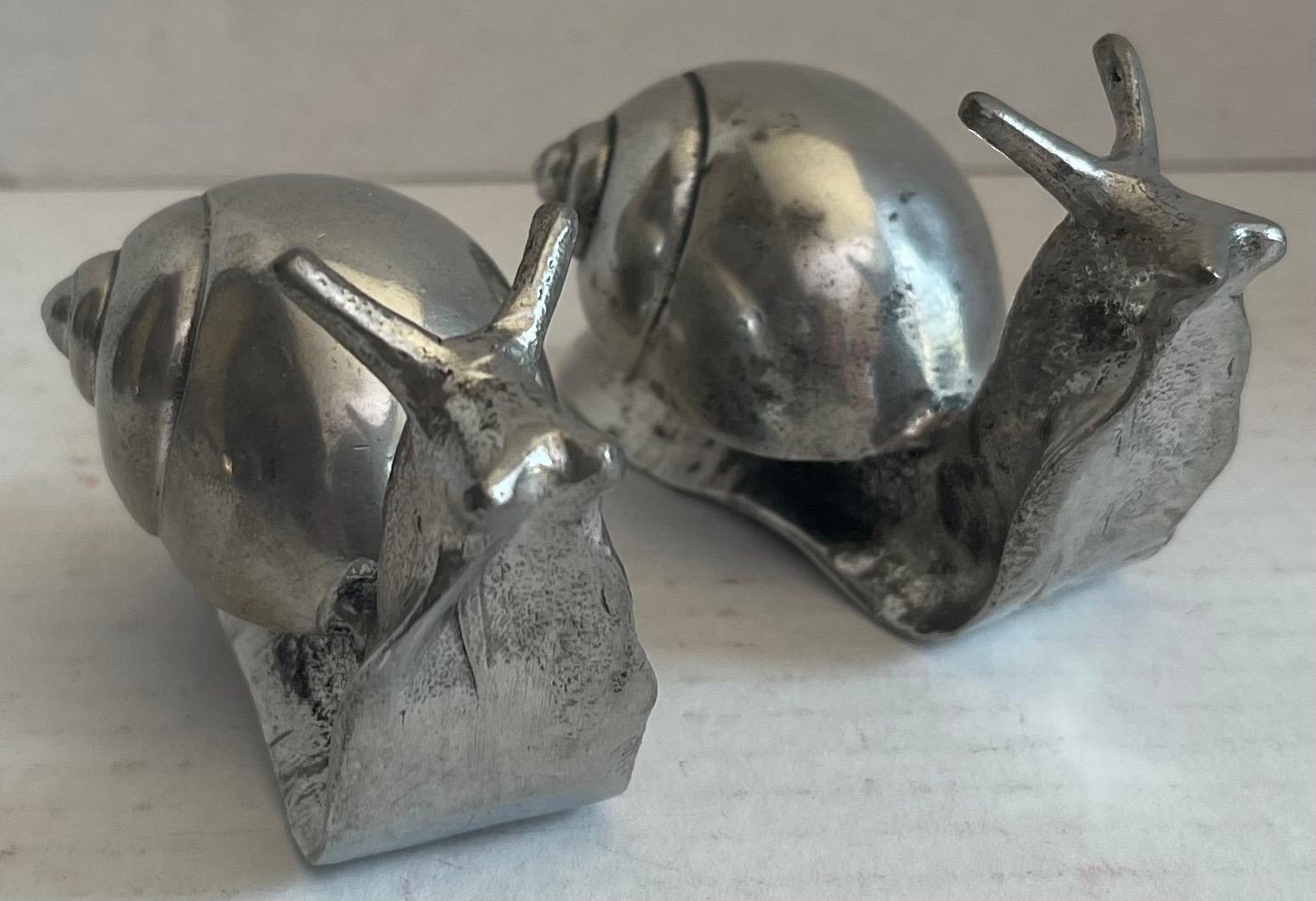 Italiano Coppia di statuette a forma di lumaca in argento degli anni Settanta in vendita