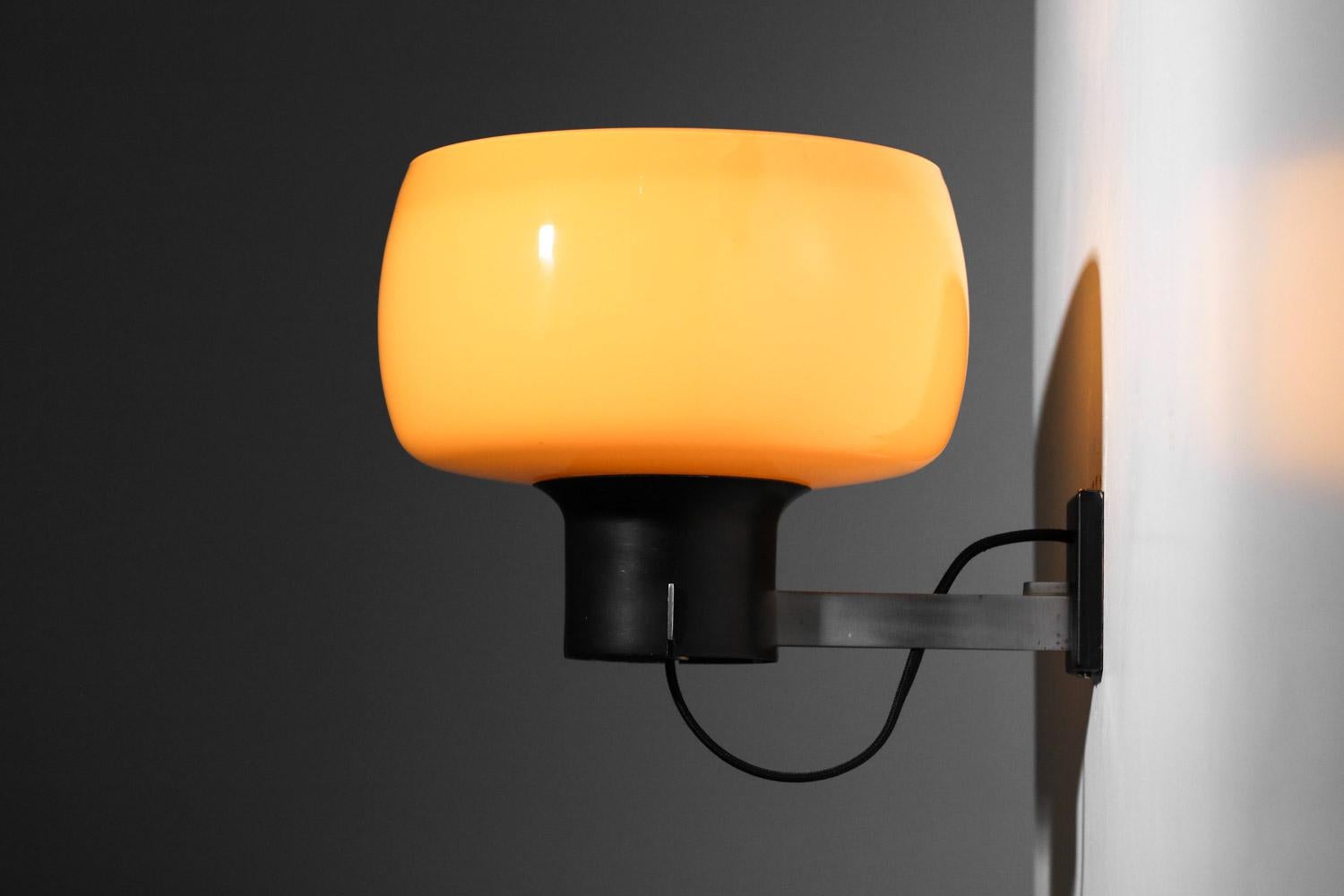 Mid-Century Modern Pair of 1970s Italian wall lights in beige Murano glass For Sale