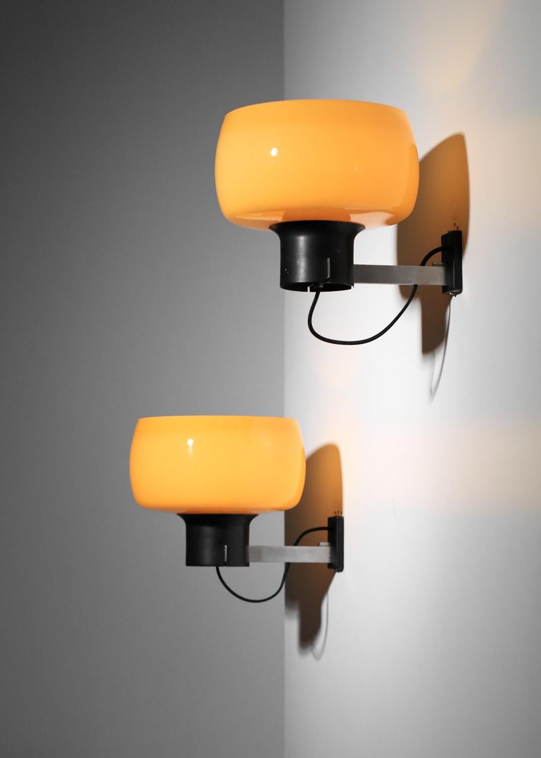 Late 20th Century Pair of 1970s Italian wall lights in beige Murano glass For Sale
