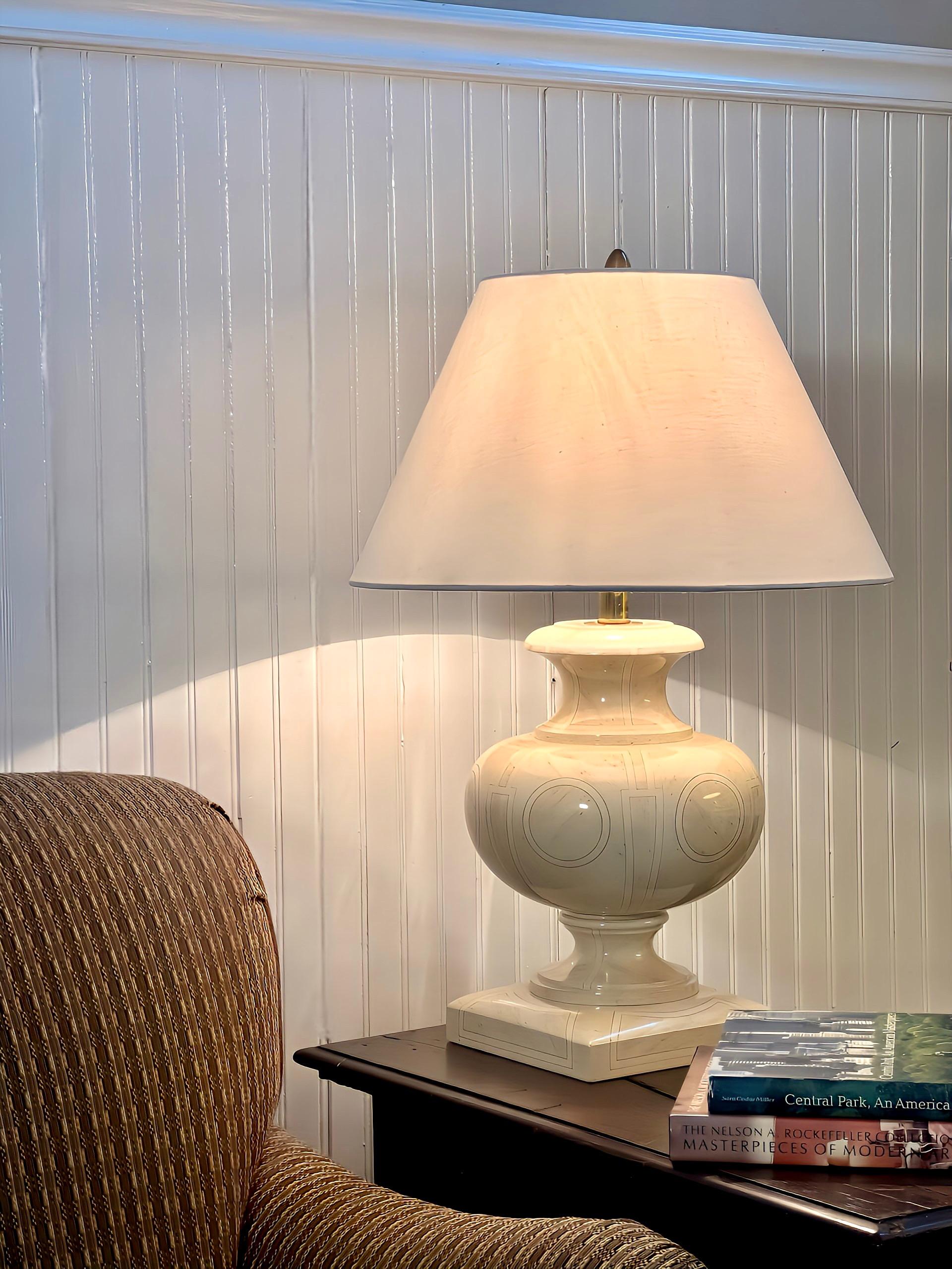 Paire de lampes urne en bois laqué ivoire de style Jean Roger des années 1970 en vente 2