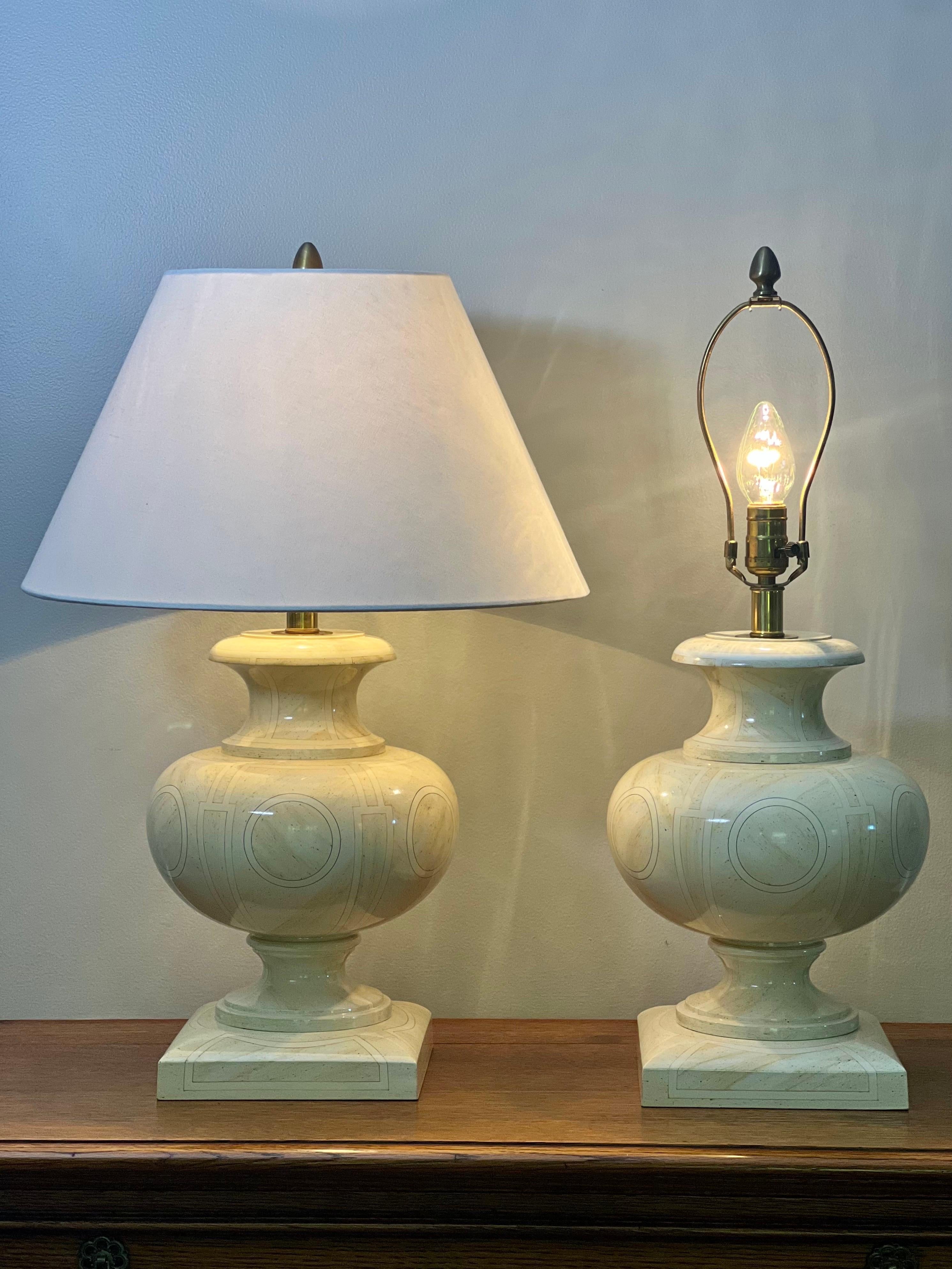 Paire de lampes urne en bois laqué ivoire de style Jean Roger des années 1970 en vente 3