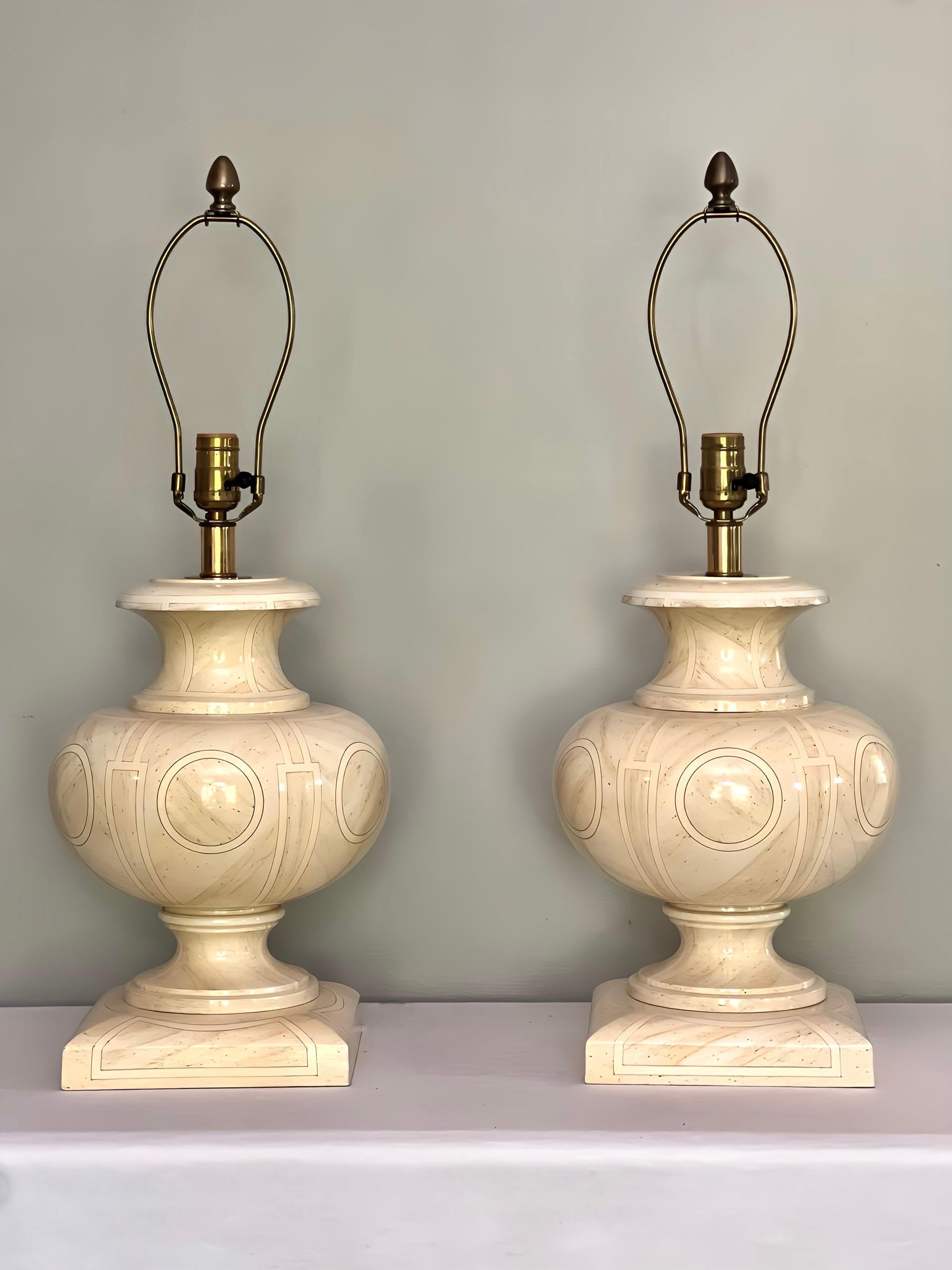 Vintage 1970, lampes en forme d'urne en bois laqué avec finition en trompe l'Oeil ivoire à la manière de Jean Roger. La fausse finition est décorée de motifs architecturaux géométriques en deux tons subtils reflétant un mélange d'influences
