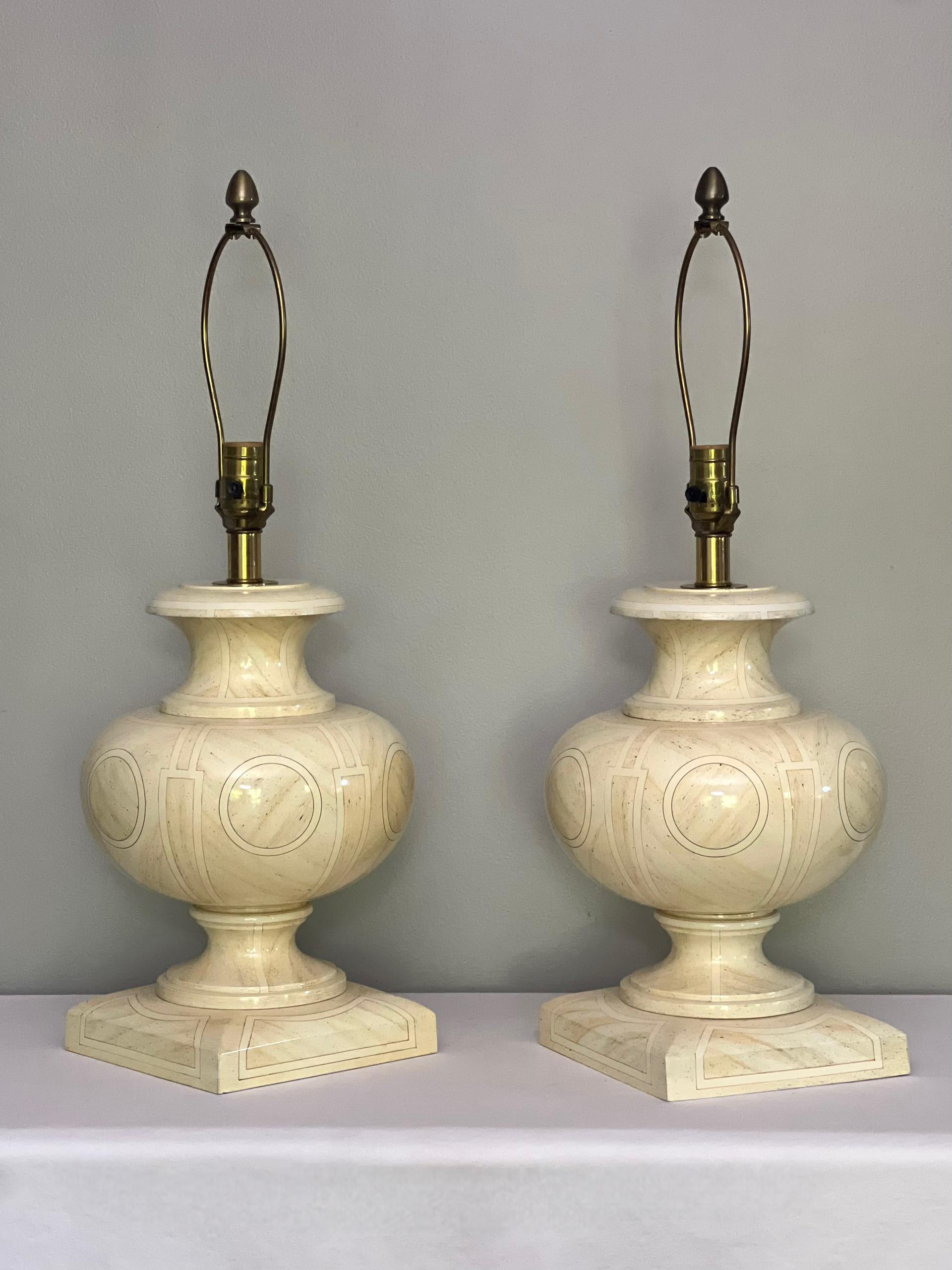 Hollywood Regency Paire de lampes urne en bois laqué ivoire de style Jean Roger des années 1970 en vente