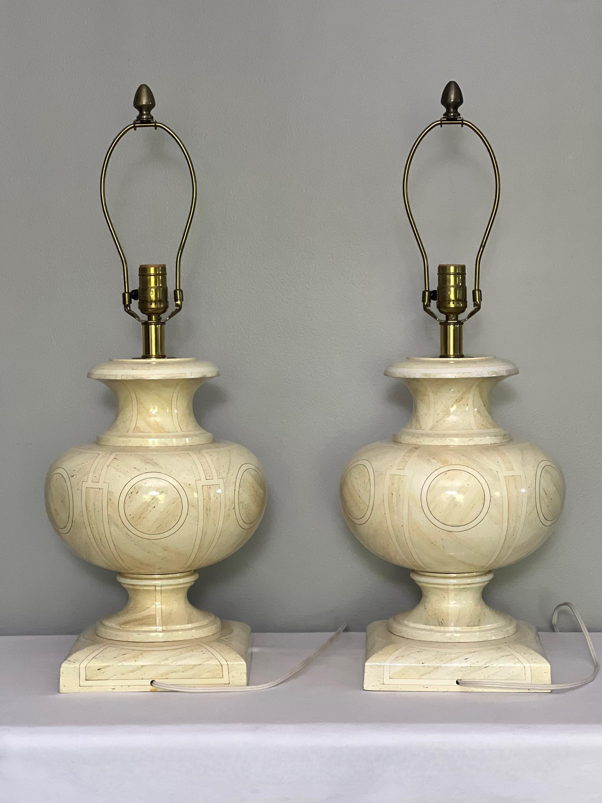 Français Paire de lampes urne en bois laqué ivoire de style Jean Roger des années 1970 en vente