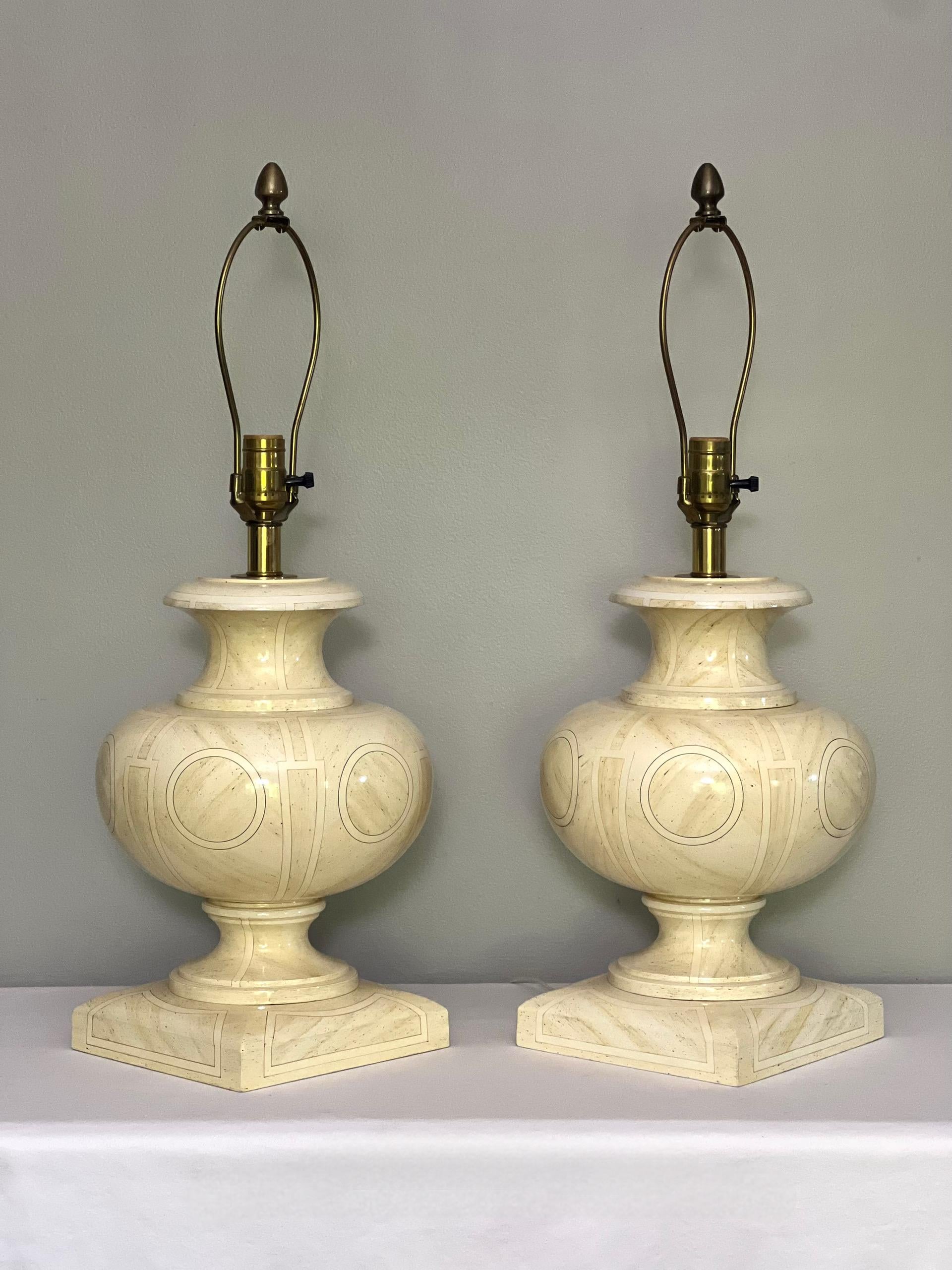 Laqué Paire de lampes urne en bois laqué ivoire de style Jean Roger des années 1970 en vente
