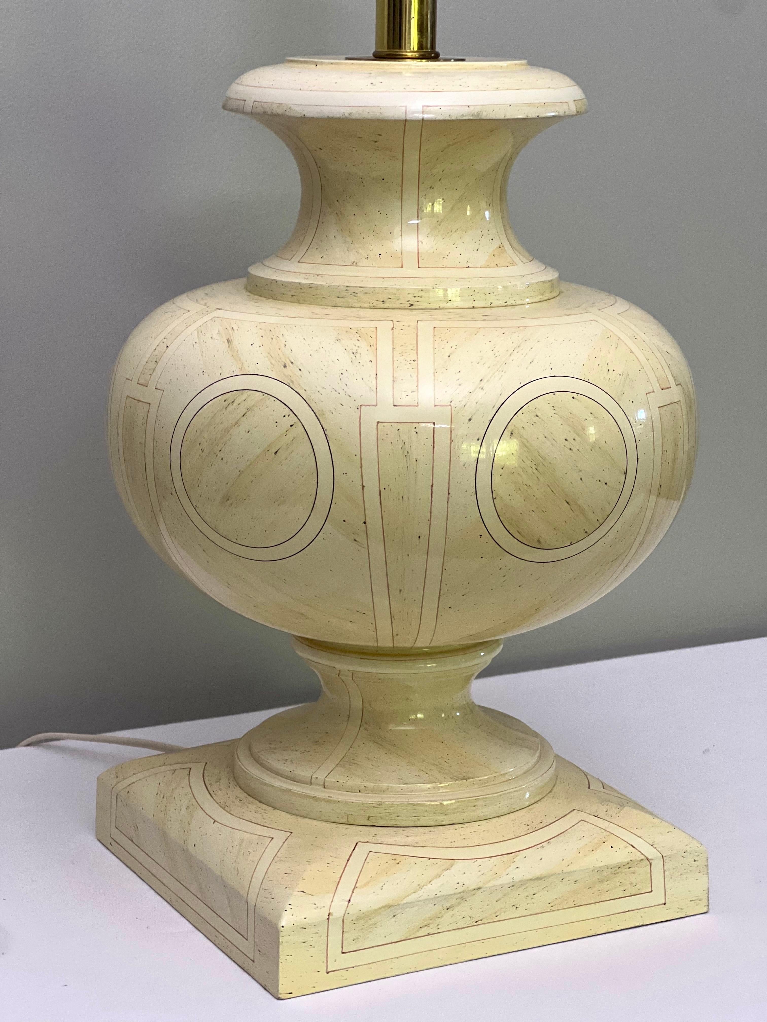 Paire de lampes urne en bois laqué ivoire de style Jean Roger des années 1970 Bon état - En vente à Doylestown, PA