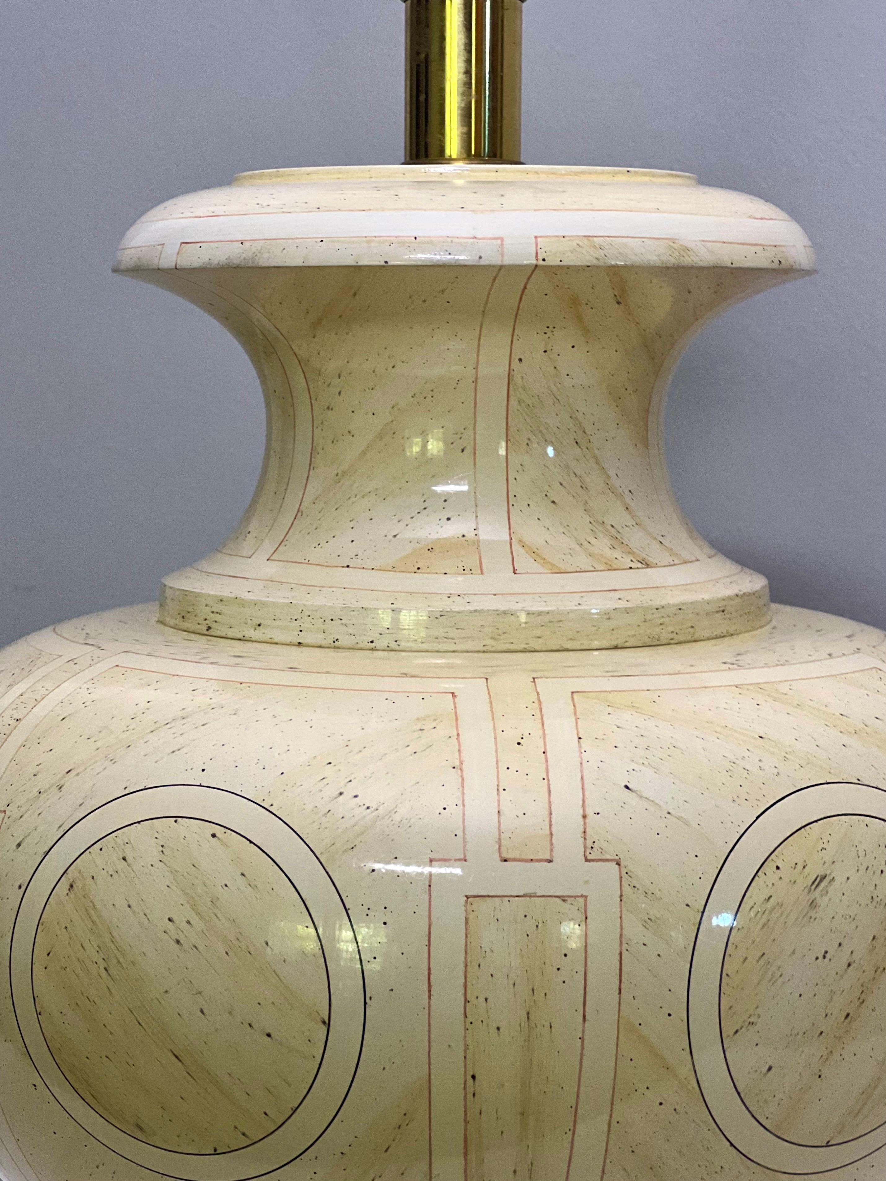 Fin du 20e siècle Paire de lampes urne en bois laqué ivoire de style Jean Roger des années 1970 en vente