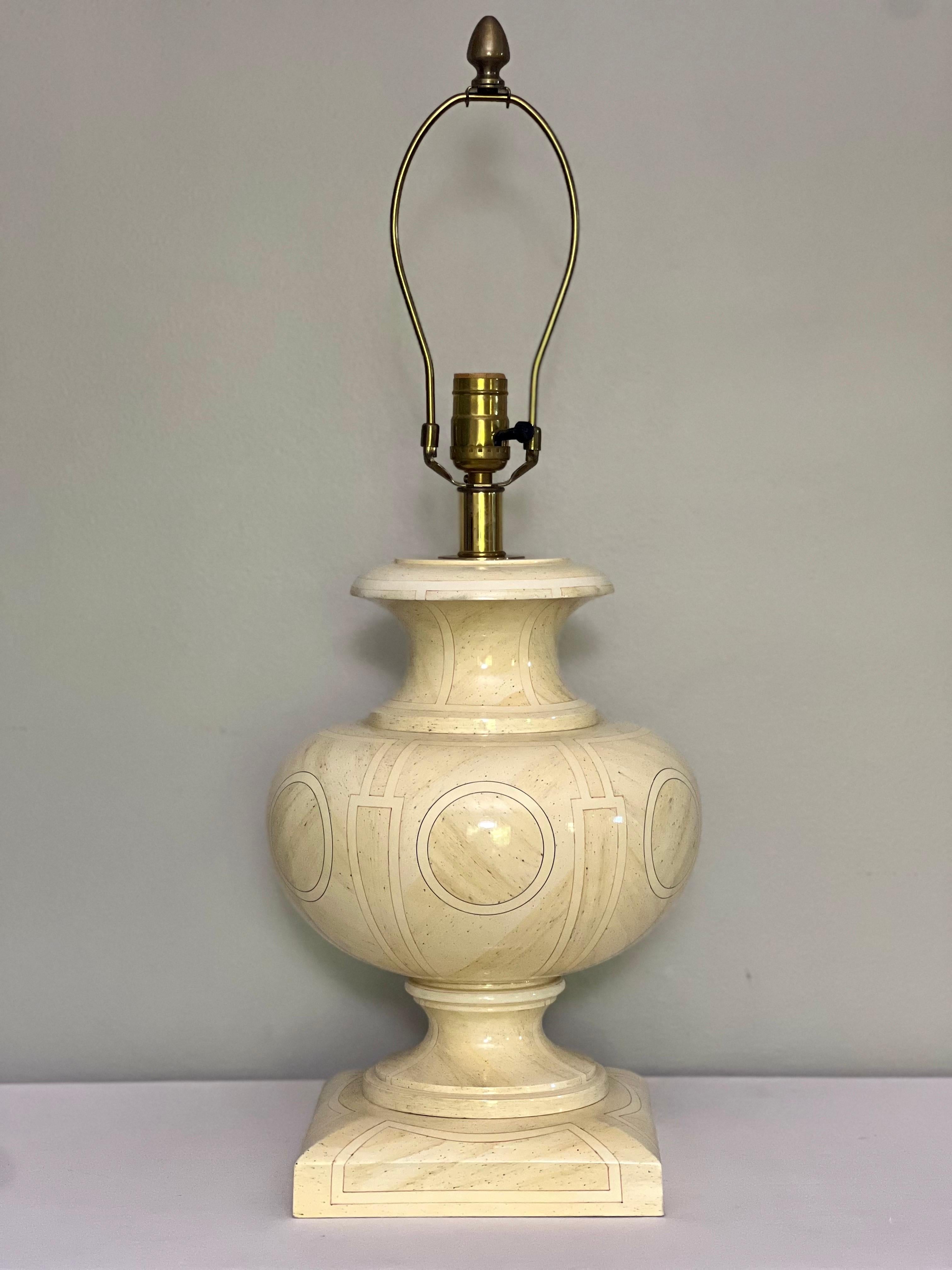 Laque Paire de lampes urne en bois laqué ivoire de style Jean Roger des années 1970 en vente