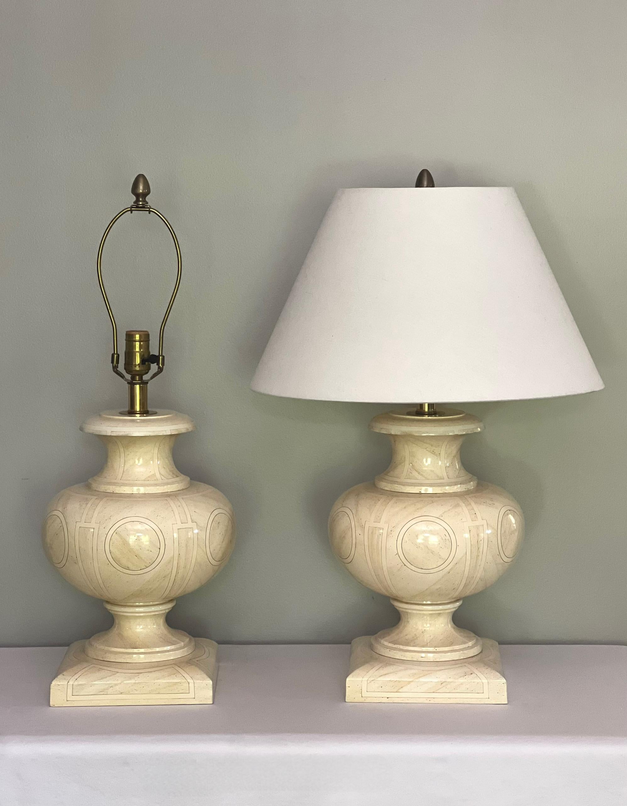 Paire de lampes urne en bois laqué ivoire de style Jean Roger des années 1970 en vente 1