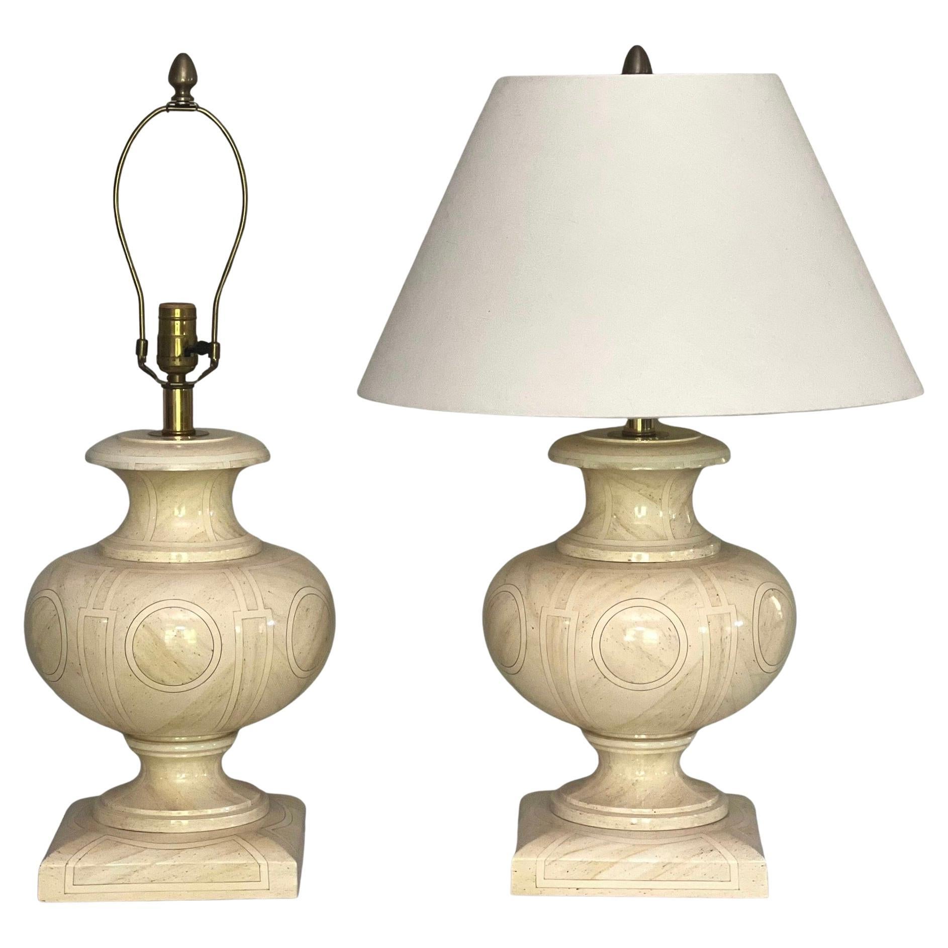 Paar 1970er Jahre Jean Roger Stil Elfenbein lackiert Wood Urn Lampen