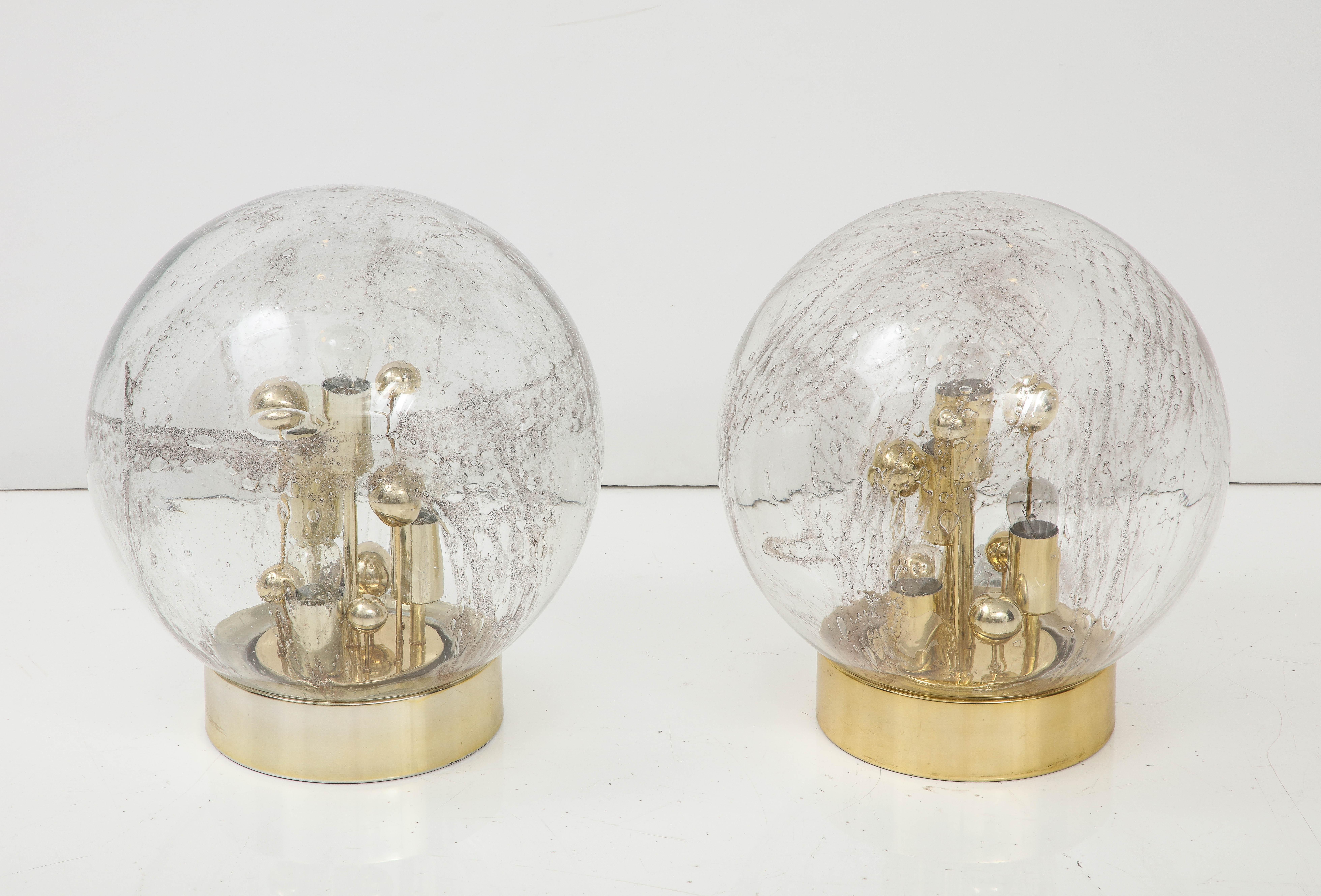 Impresionante par de lámparas de mesa Sputnik alemanas de los años 70 con grandes cristales de Murano 
Globos esféricos de Doria Leuchten.
Los Grandes globos de cristal de Murano son espectaculares  y se asientan firmemente en un borde acanalado de 