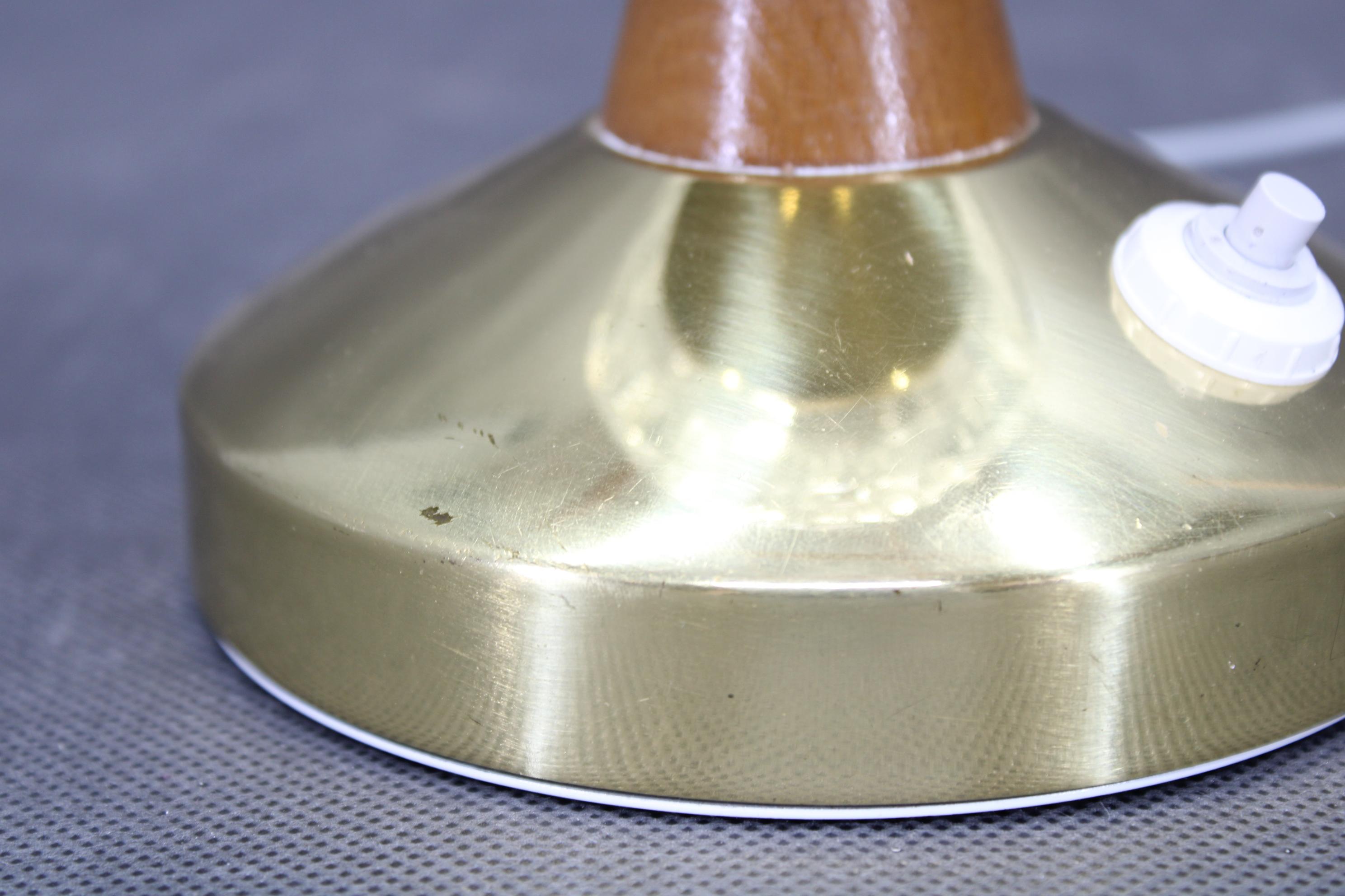 Pareja de lámparas de sobremesa Lidokov de mediados de siglo con pantallas de vidrio prensado esculpido, de los años 70 en venta 2