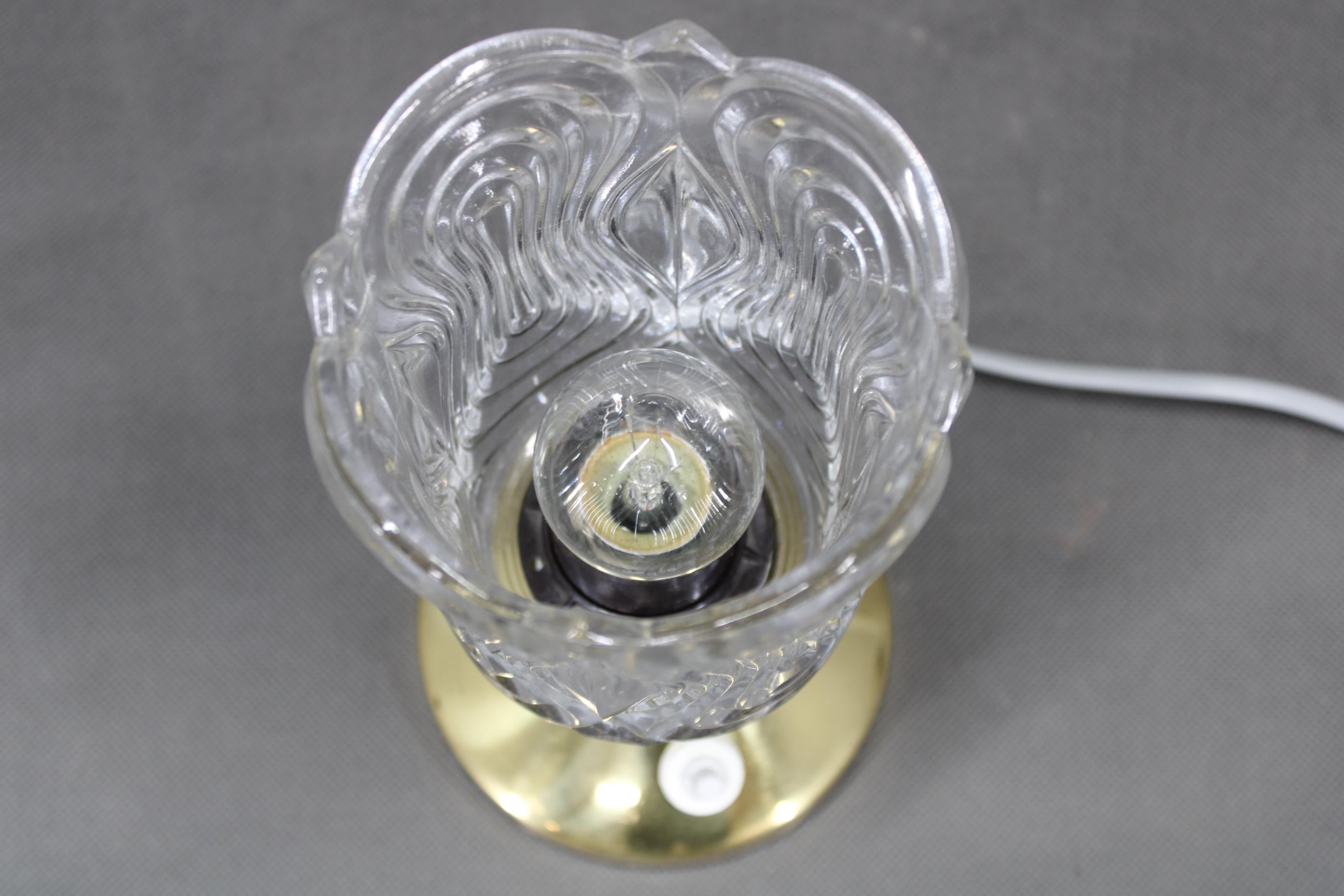 Pareja de lámparas de sobremesa Lidokov de mediados de siglo con pantallas de vidrio prensado esculpido, de los años 70 en venta 3