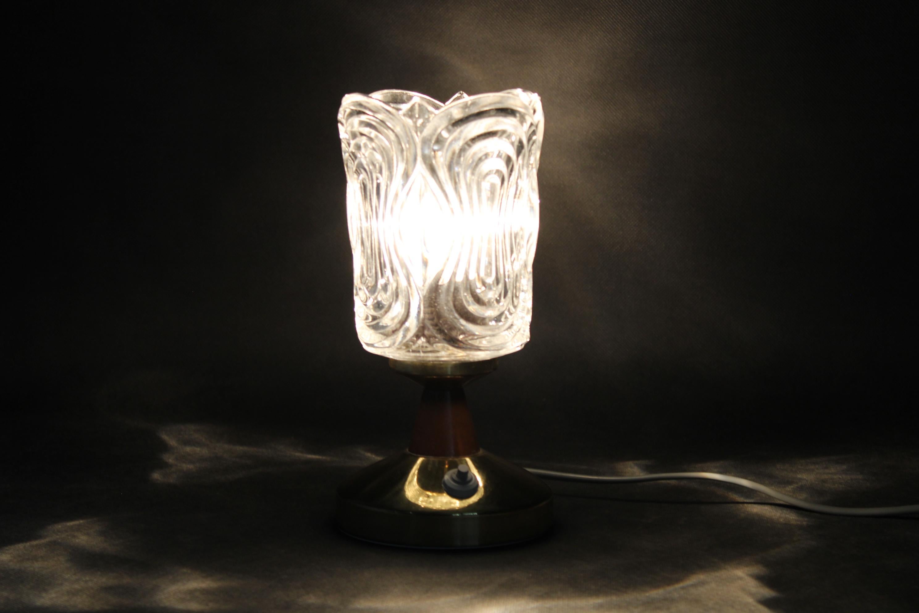 Pareja de lámparas de sobremesa Lidokov de mediados de siglo con pantallas de vidrio prensado esculpido, de los años 70 en venta 4