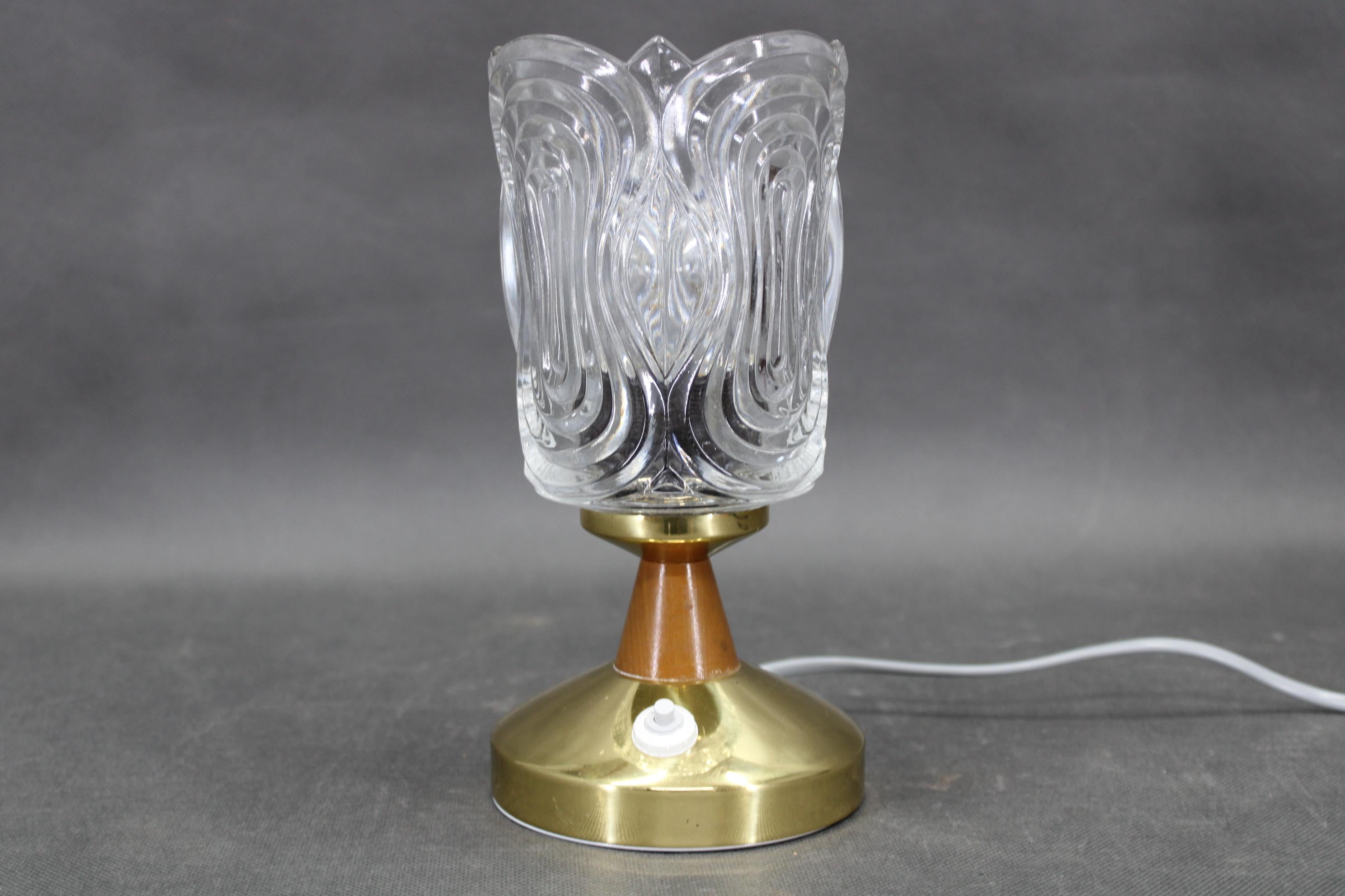 Pareja de lámparas de sobremesa Lidokov de mediados de siglo con pantallas de vidrio prensado esculpido, de los años 70 Moderno de mediados de siglo en venta