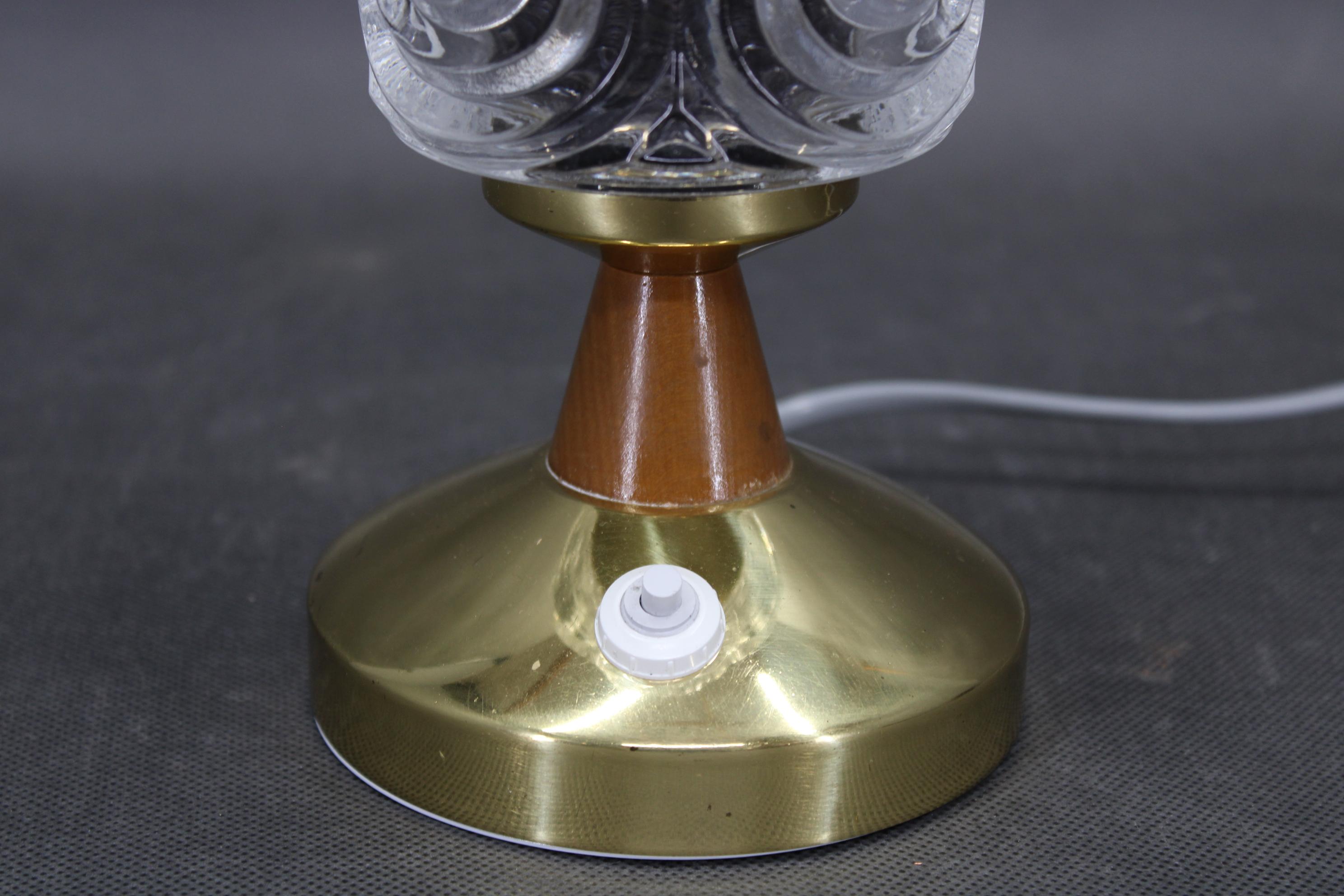 Pareja de lámparas de sobremesa Lidokov de mediados de siglo con pantallas de vidrio prensado esculpido, de los años 70 Checo en venta