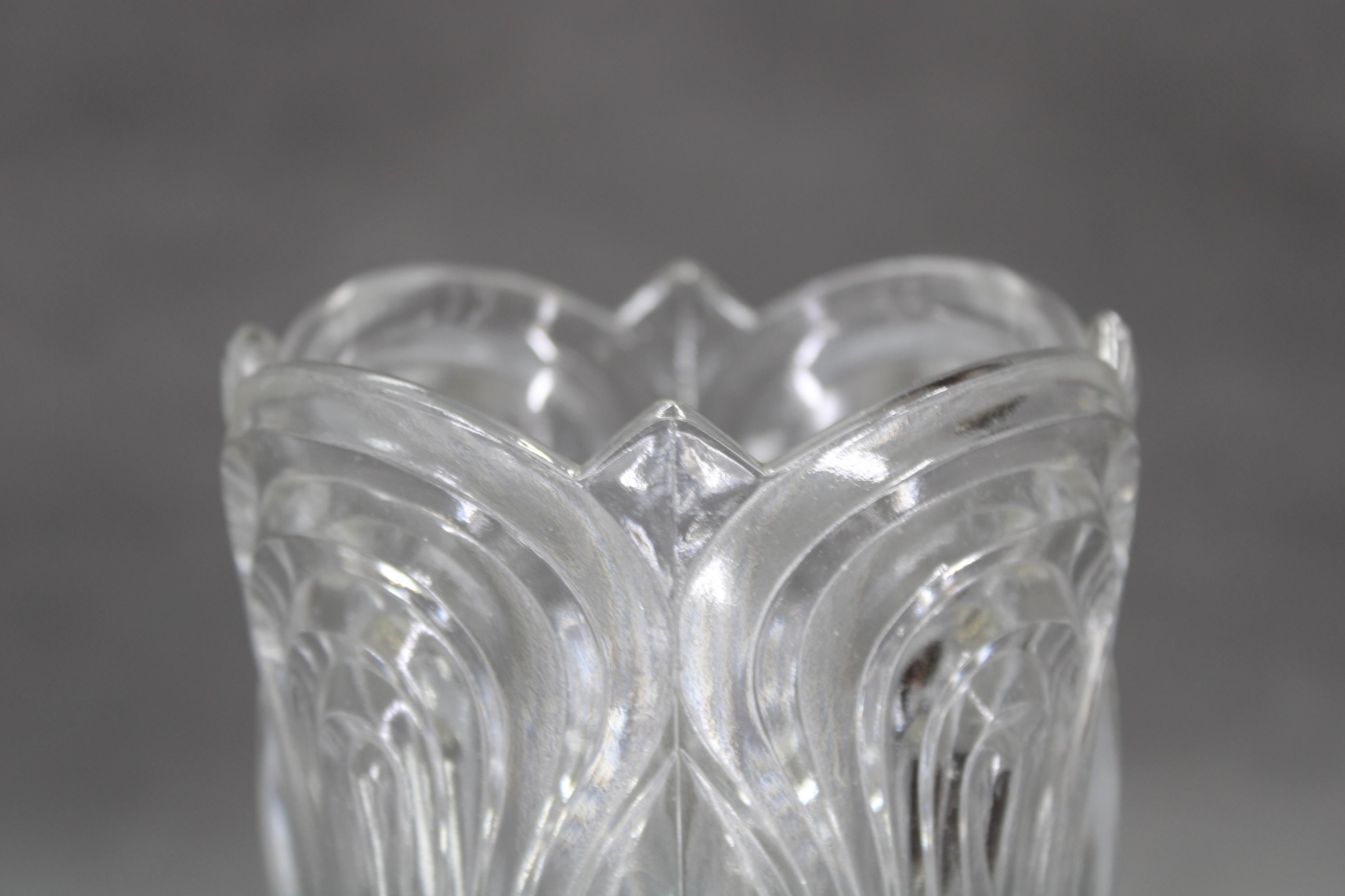 Pareja de lámparas de sobremesa Lidokov de mediados de siglo con pantallas de vidrio prensado esculpido, de los años 70 Pulido en venta