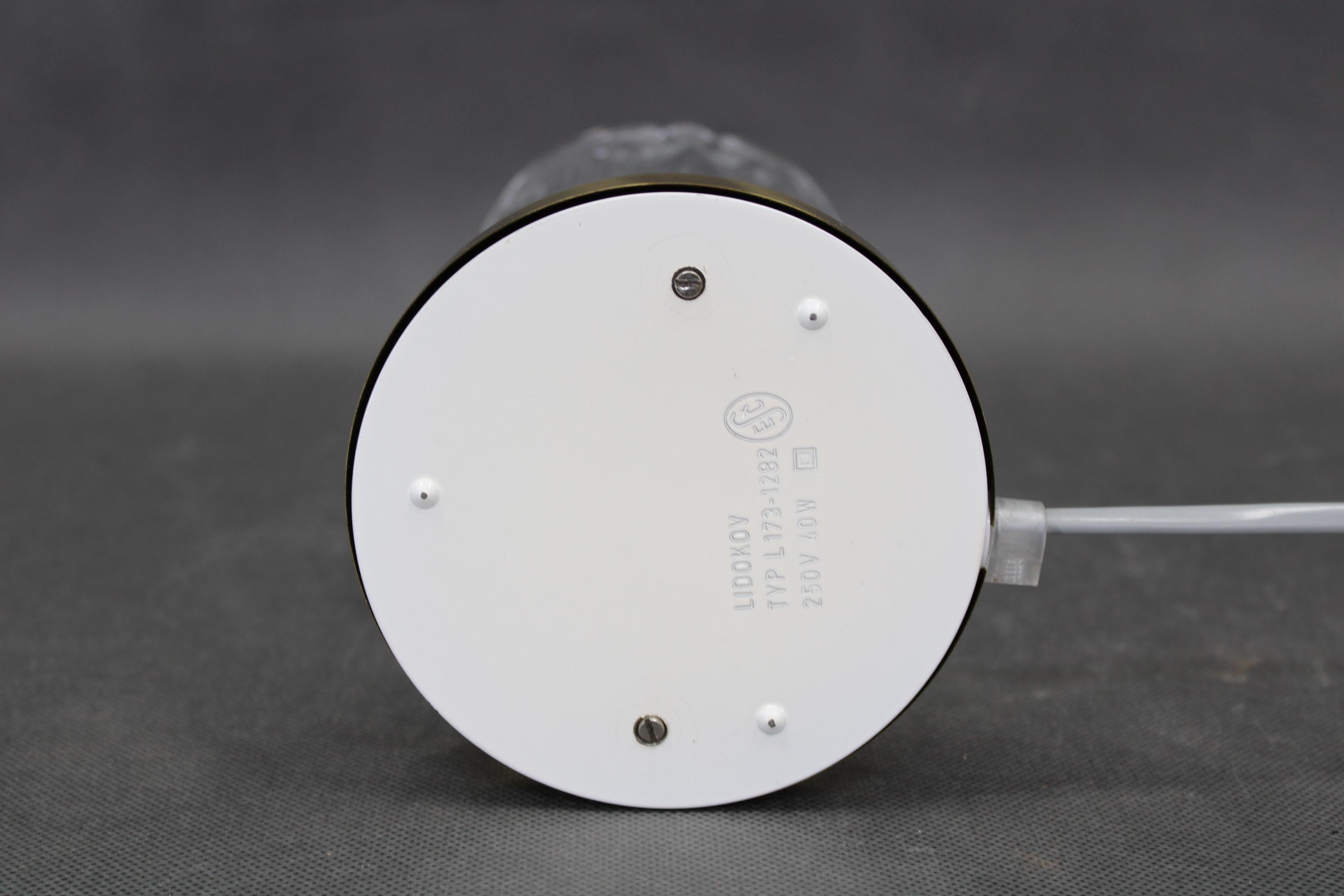 Pareja de lámparas de sobremesa Lidokov de mediados de siglo con pantallas de vidrio prensado esculpido, de los años 70 finales del siglo XX en venta