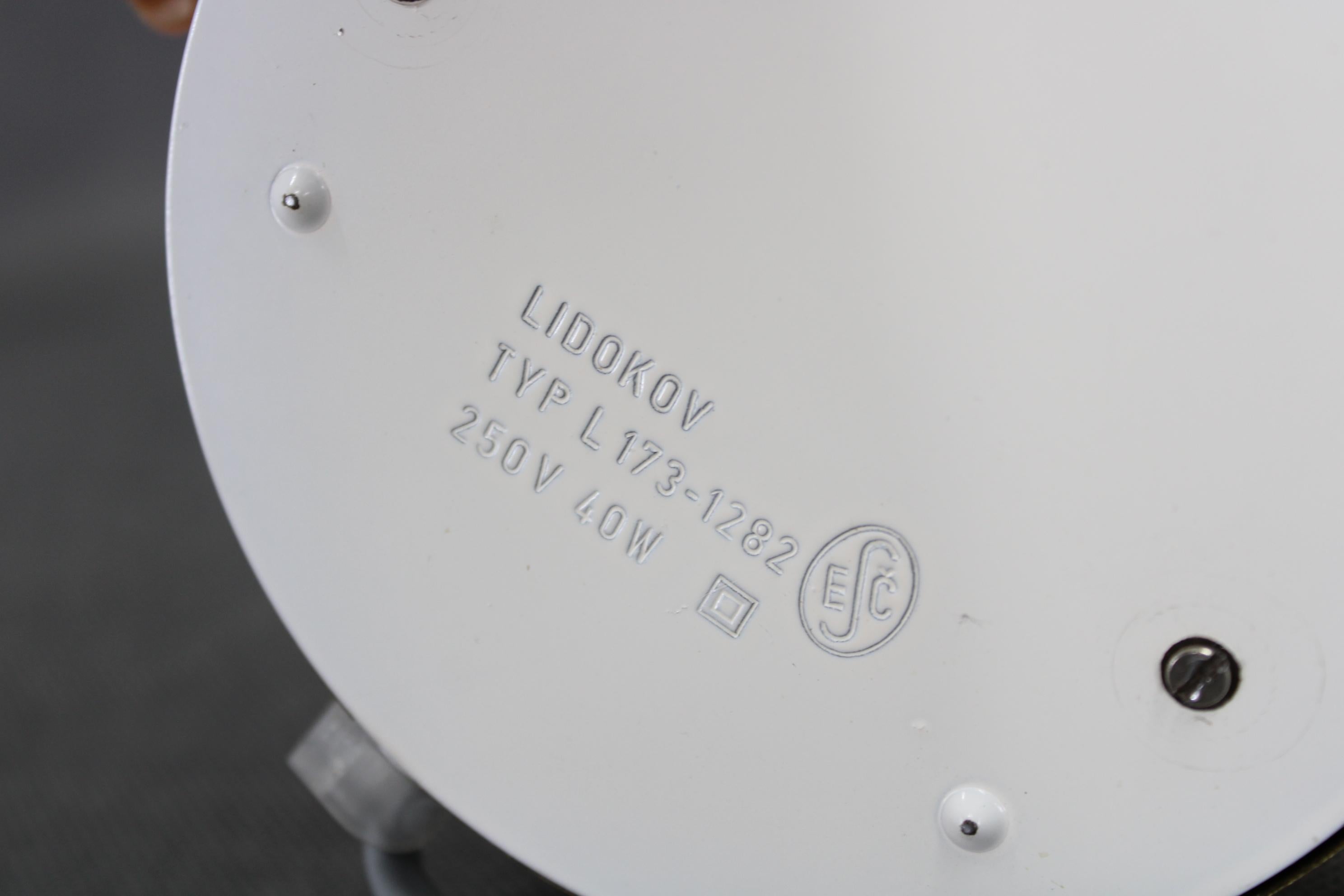 Pareja de lámparas de sobremesa Lidokov de mediados de siglo con pantallas de vidrio prensado esculpido, de los años 70 Metal en venta