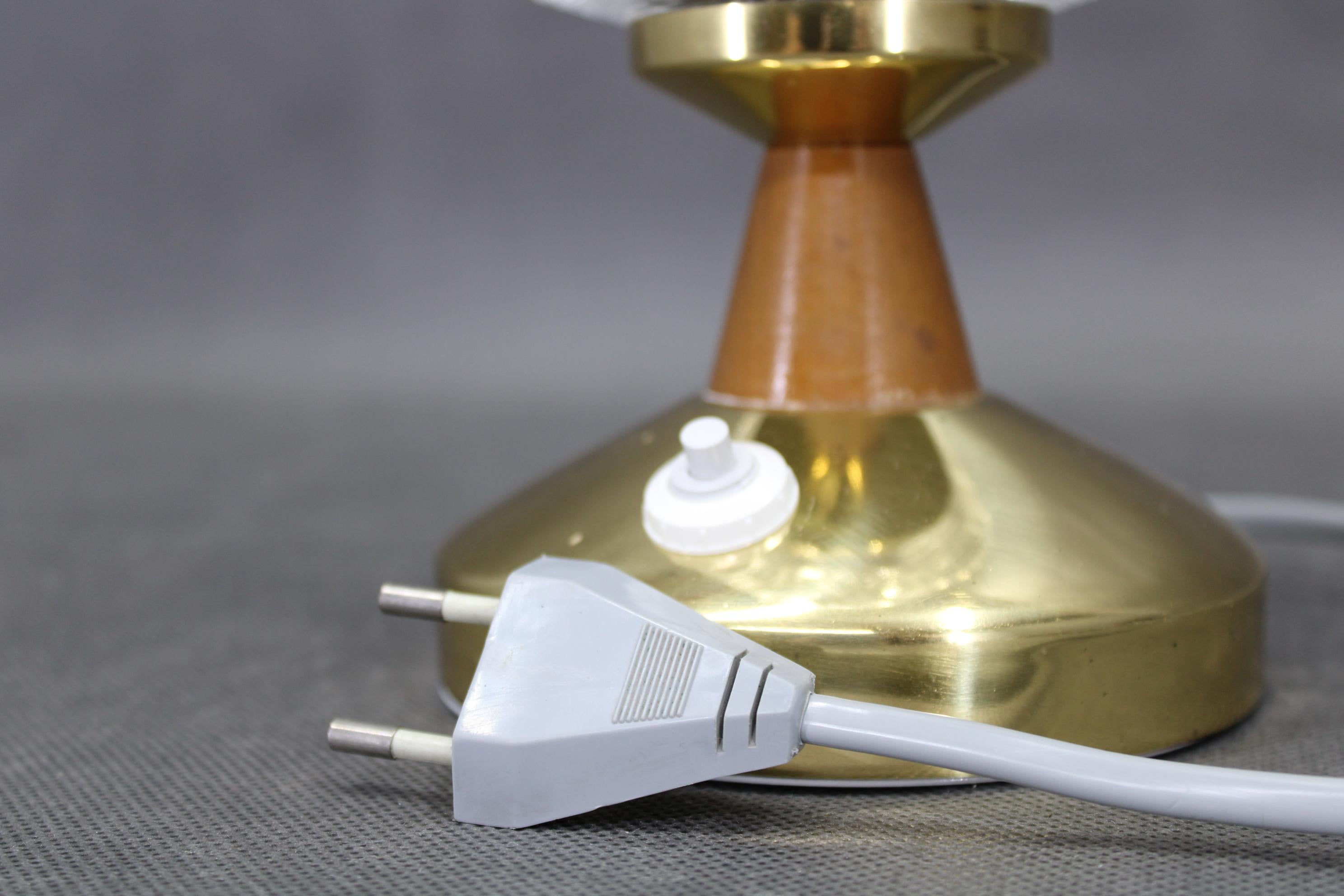 Pareja de lámparas de sobremesa Lidokov de mediados de siglo con pantallas de vidrio prensado esculpido, de los años 70 en venta 1