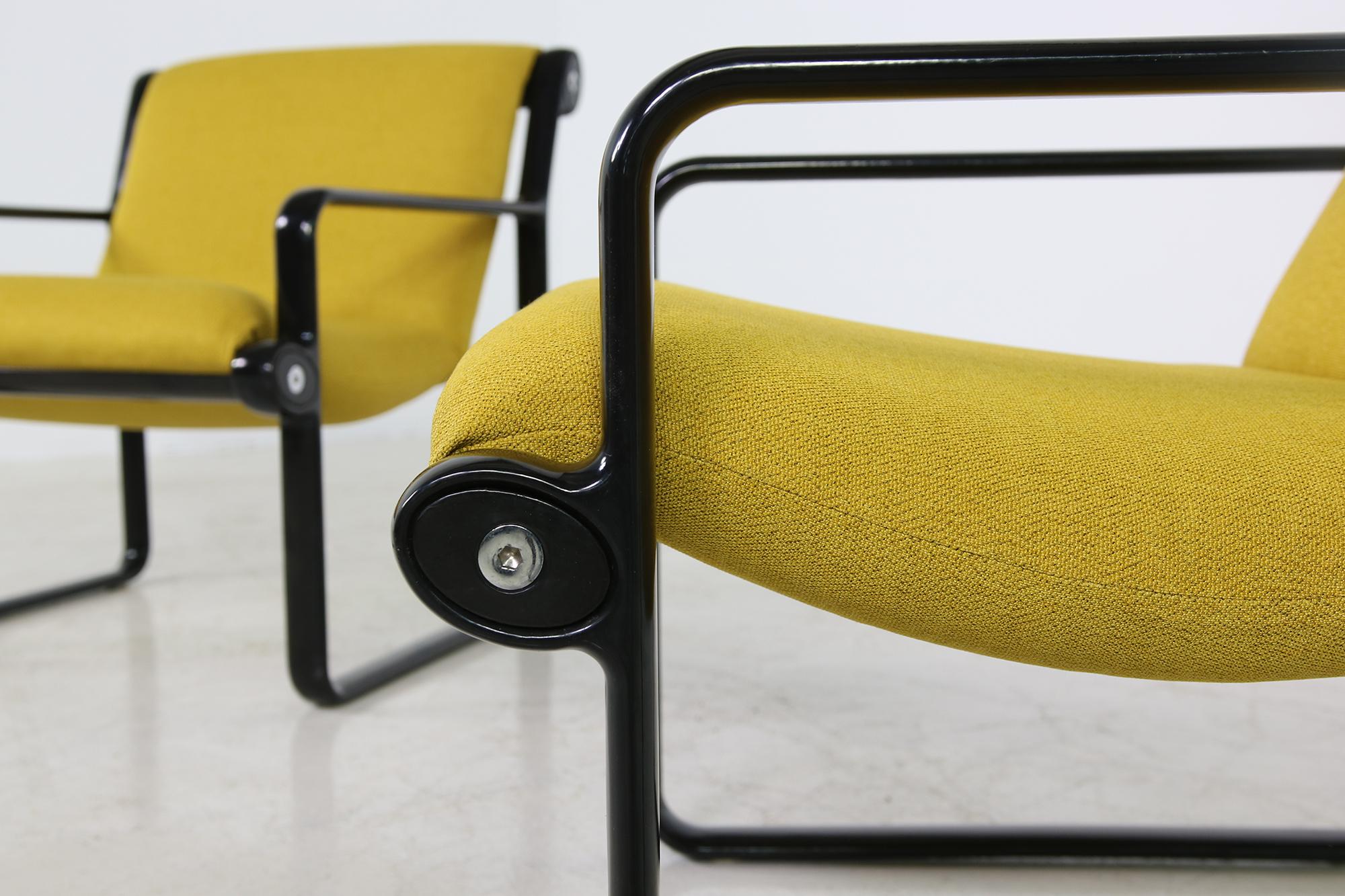 Bellissima e rara coppia di sedie da salotto degli anni '70 di Bruce Hannah & Andrew Morrison, prodotte da Knoll. Struttura in metallo, rivestimento nero e tappezzeria giallo scuro, rinnovata nel 2019 con un bellissimo look in nero e giallo.
